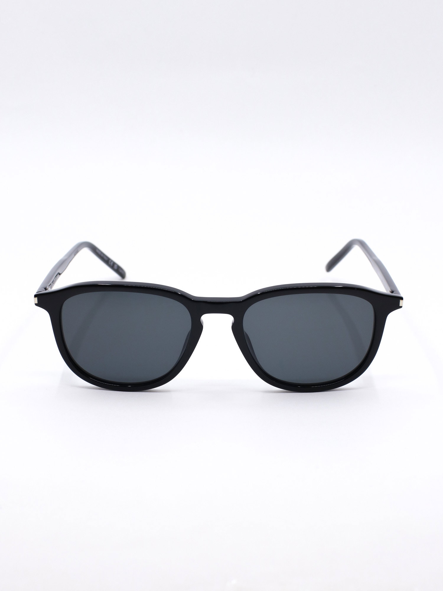 Solbrille i svart med en rund fasong