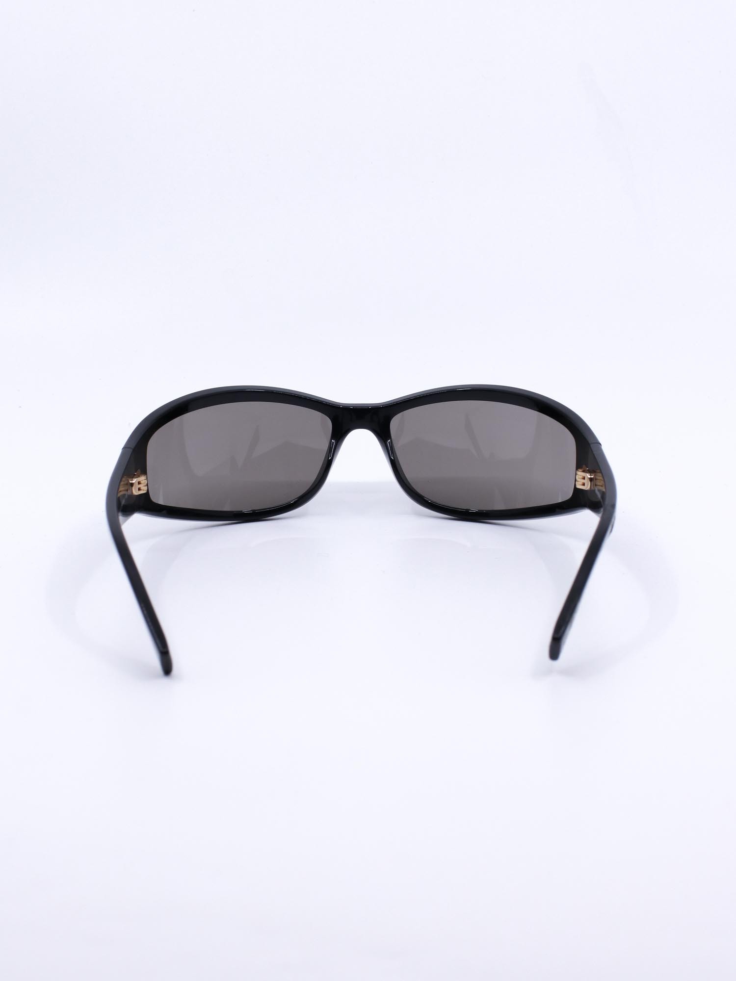 Smal solbrille med svart ramme og grå solbrilleglass