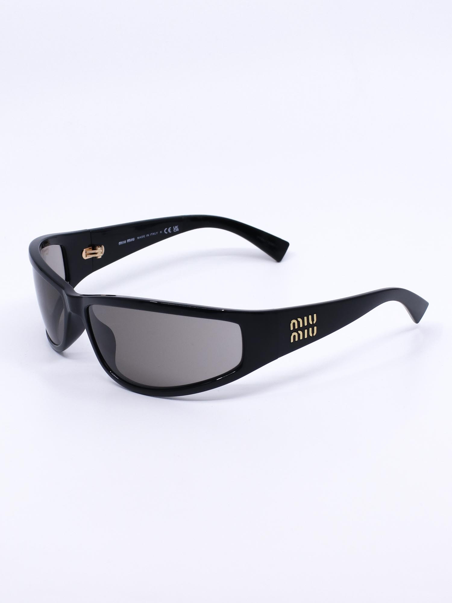 Smal solbrille med svart ramme og grå solbrilleglass