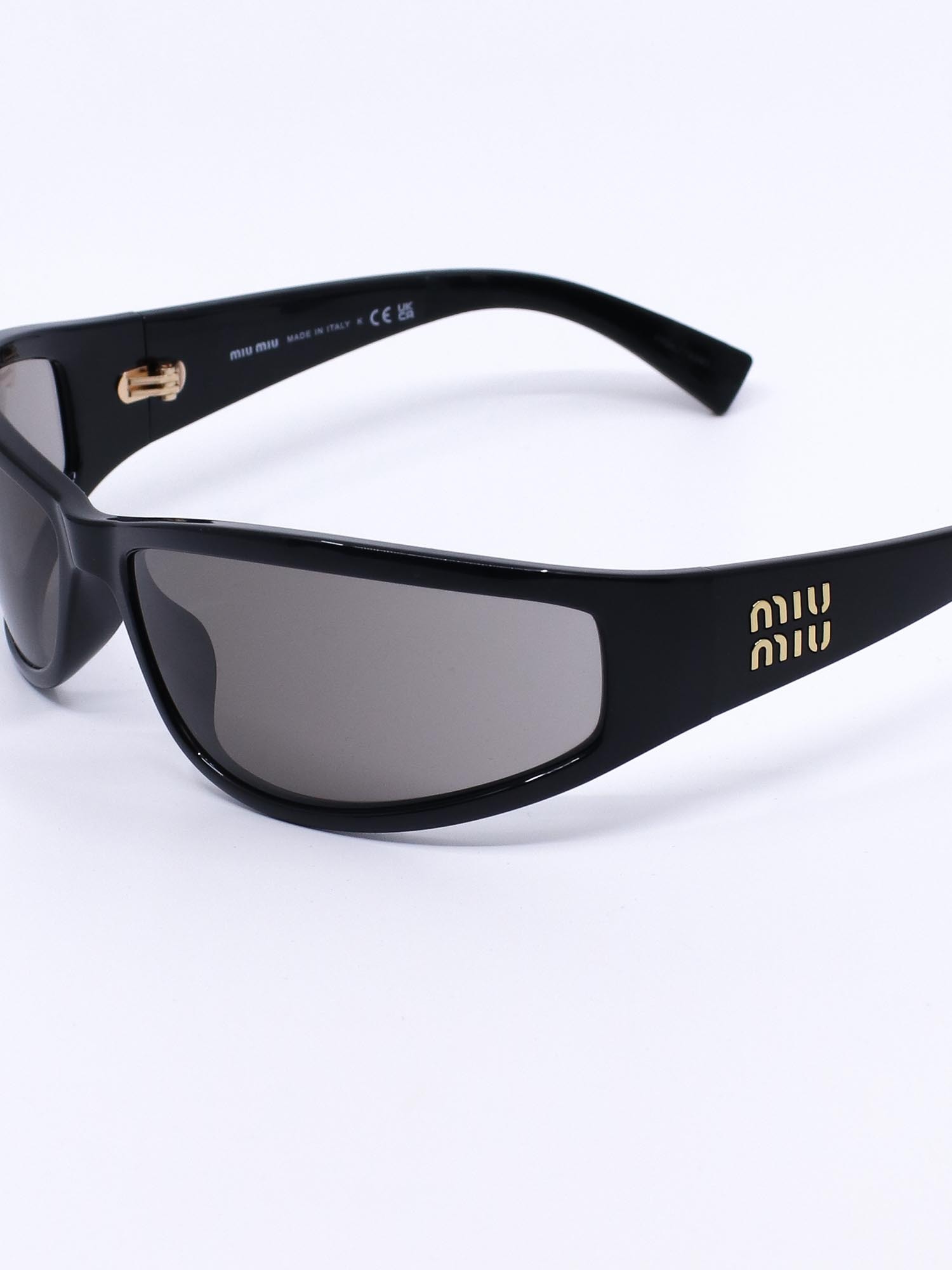 Smal solbrille med svart ramme og grå solbrilleglass