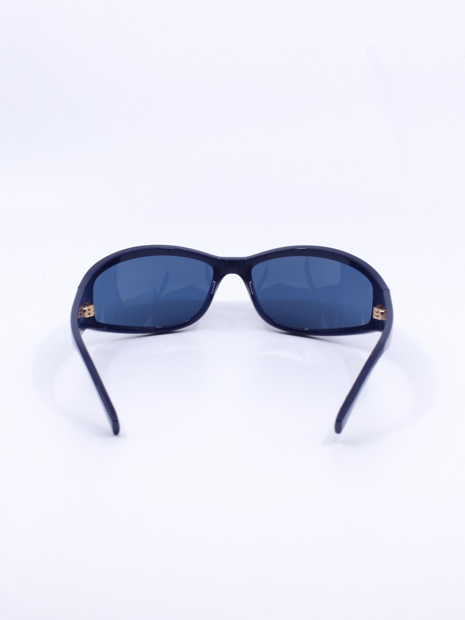 Smal solbrille med sporty deisgn og blå ramme med blå solbrilleglass