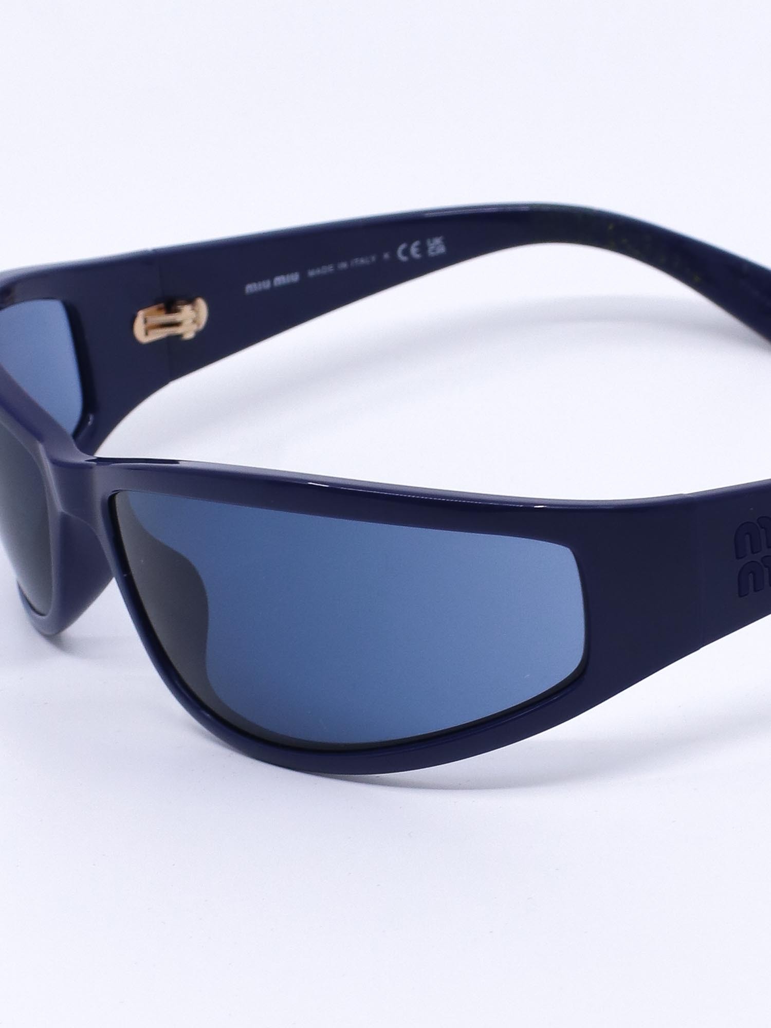 Smal solbrille med sporty deisgn og blå ramme med blå solbrilleglass