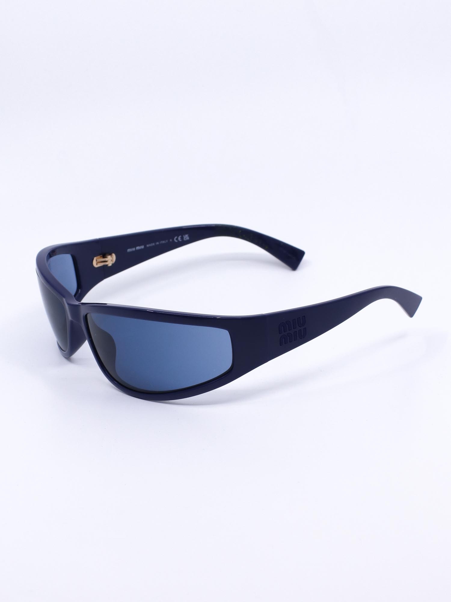 Smal solbrille med sporty deisgn og blå ramme med blå solbrilleglass