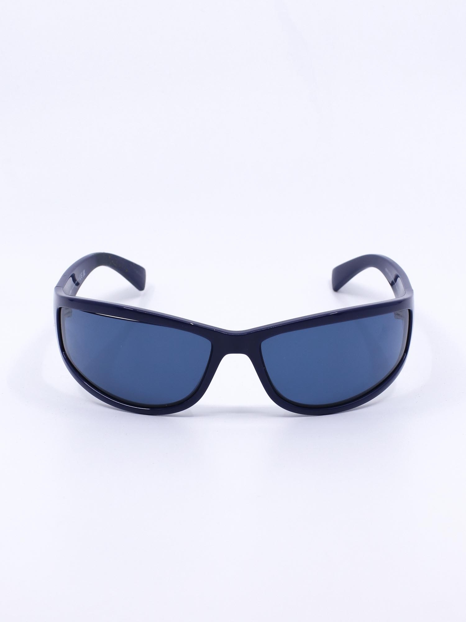 Smal solbrille med sporty deisgn og blå ramme med blå solbrilleglass