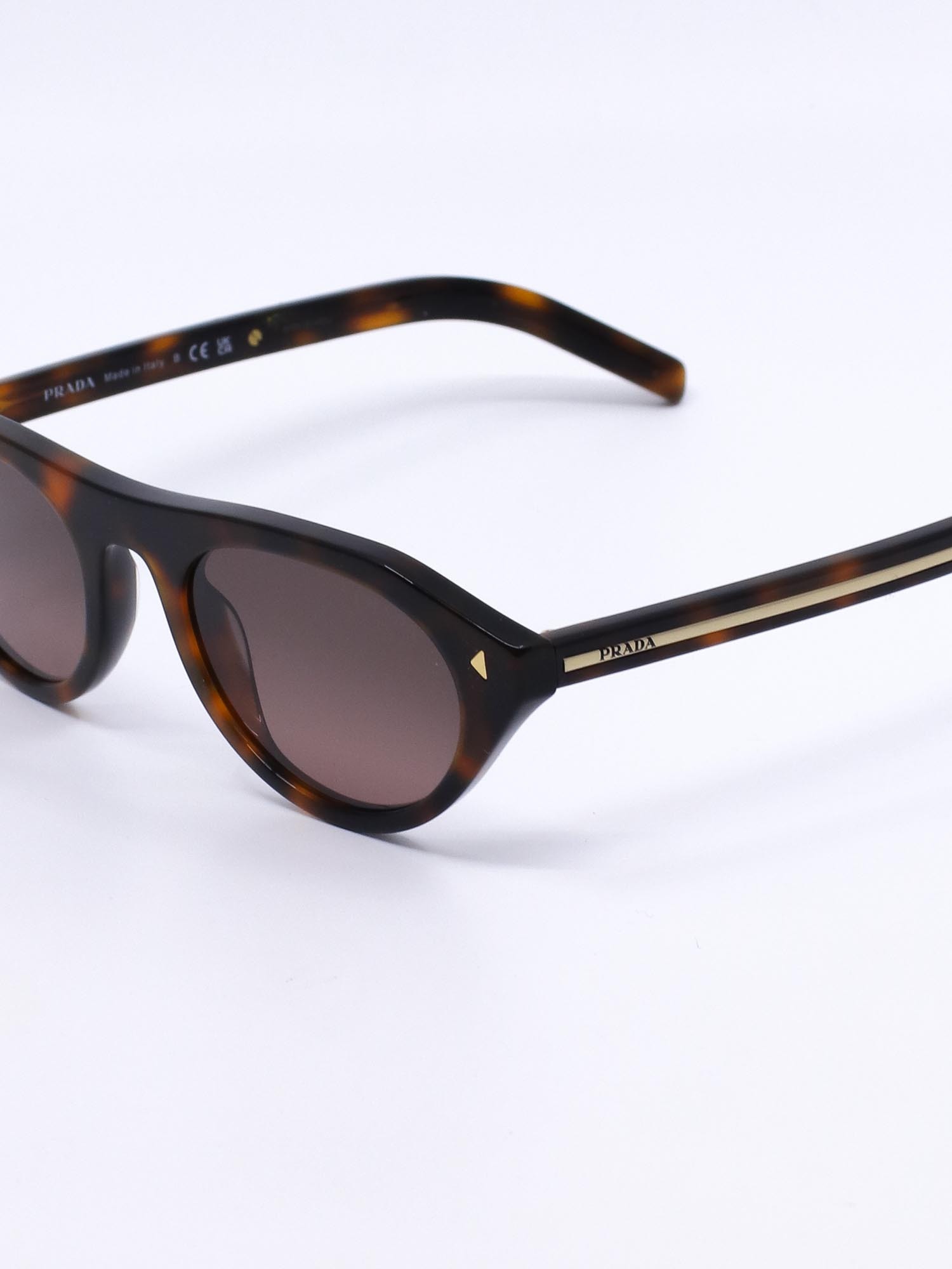 Stilig brun solbrille med brune graderte solbrilleglass med hint av lilla