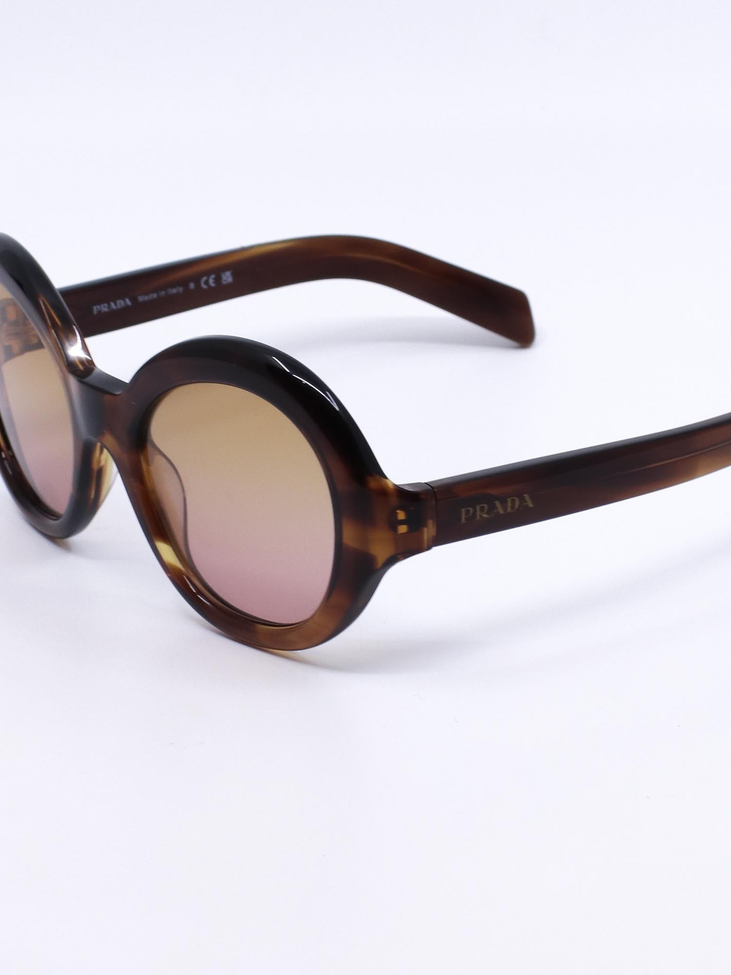 Solbrille med oversized rund fasong og brun farge med hint av rosa