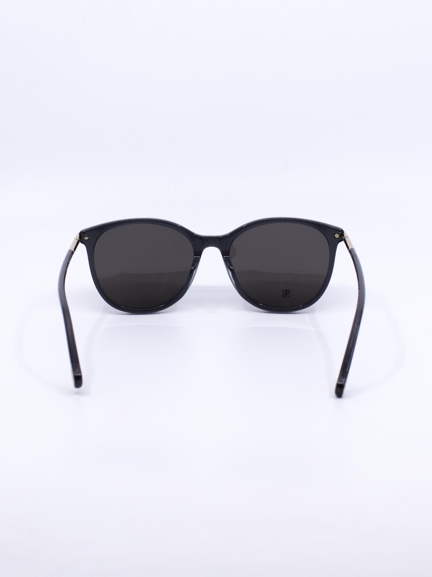 Solbrille med svart ramme og mørke glass med tidløst uttrykk