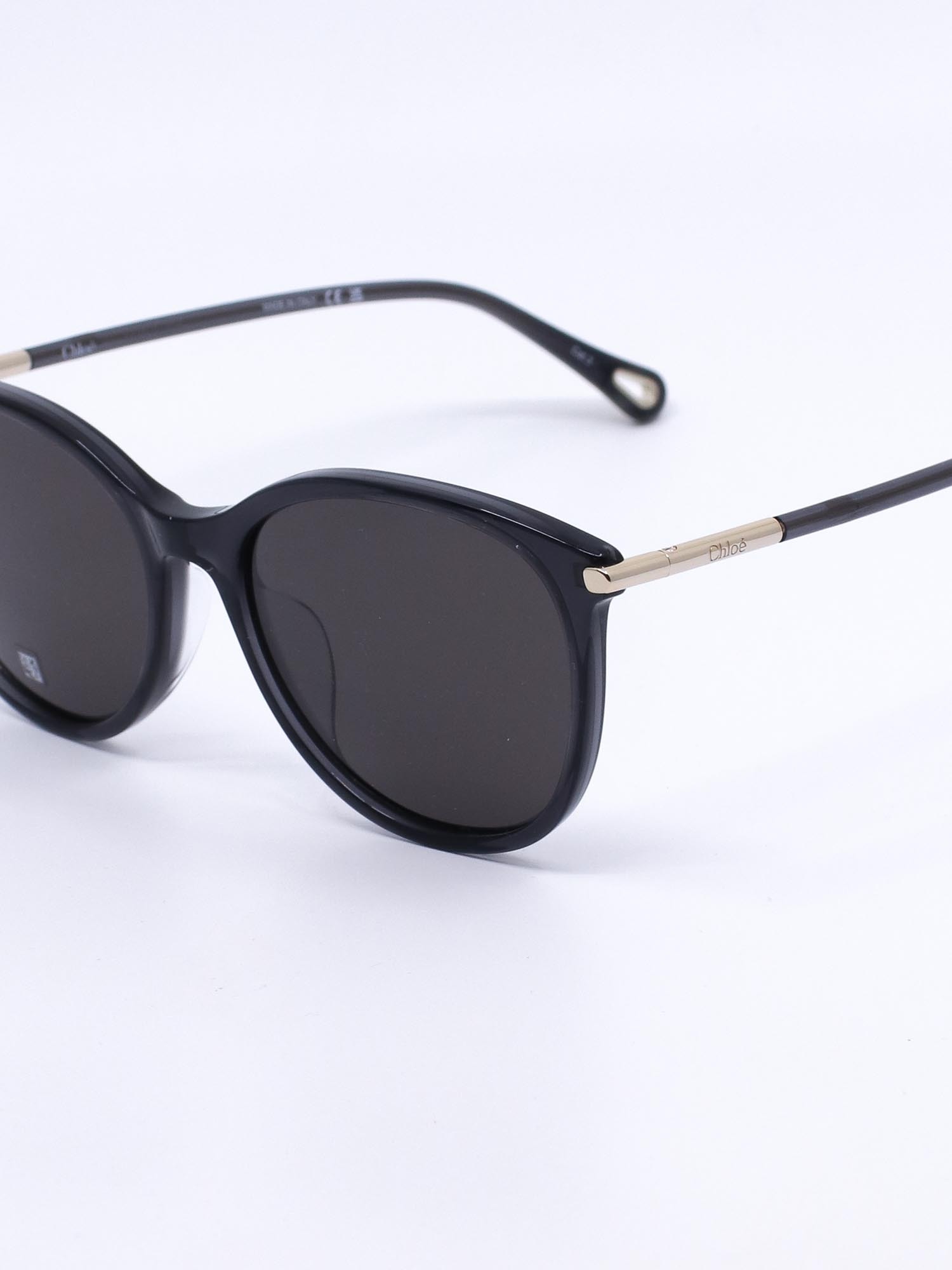 Solbrille med svart ramme og mørke glass med tidløst uttrykk
