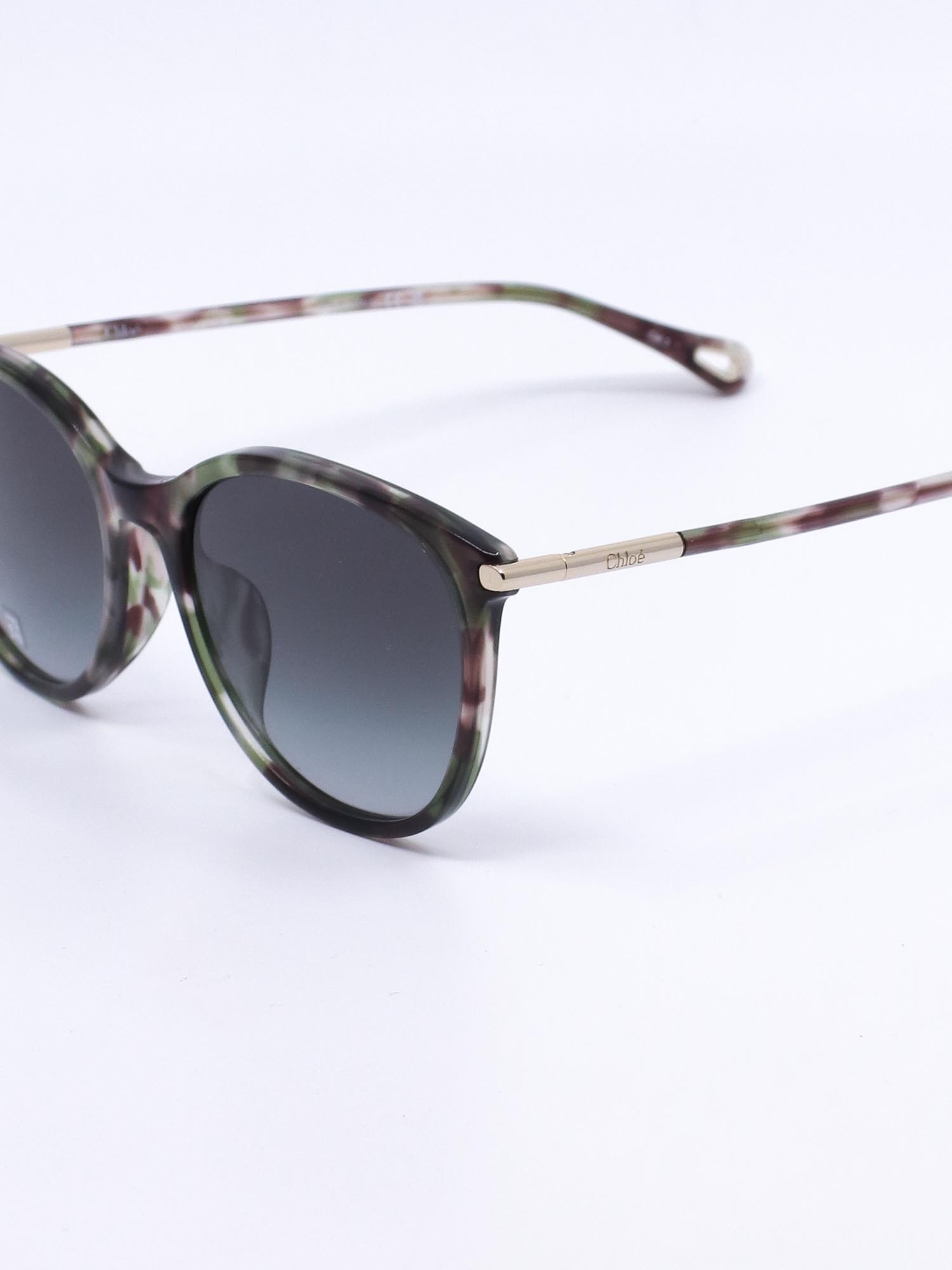Solbrille med myk avrundet fasong og en ramme med fargespill
