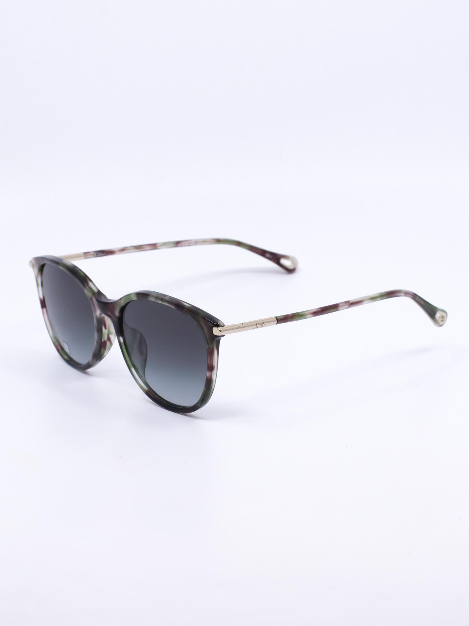 Solbrille med myk avrundet fasong og en ramme med fargespill