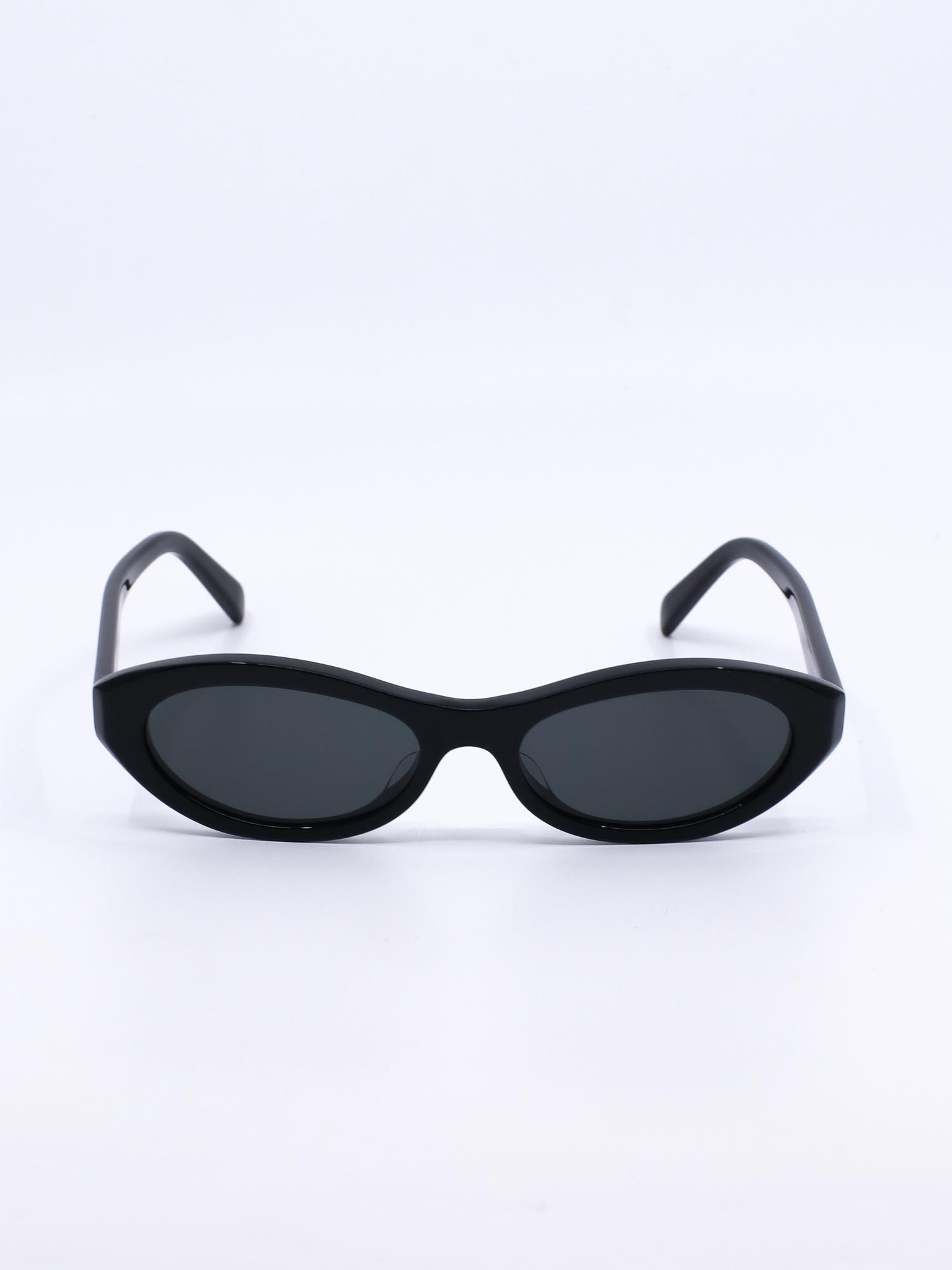 Smal og svart solbrille med svak cateye fasong