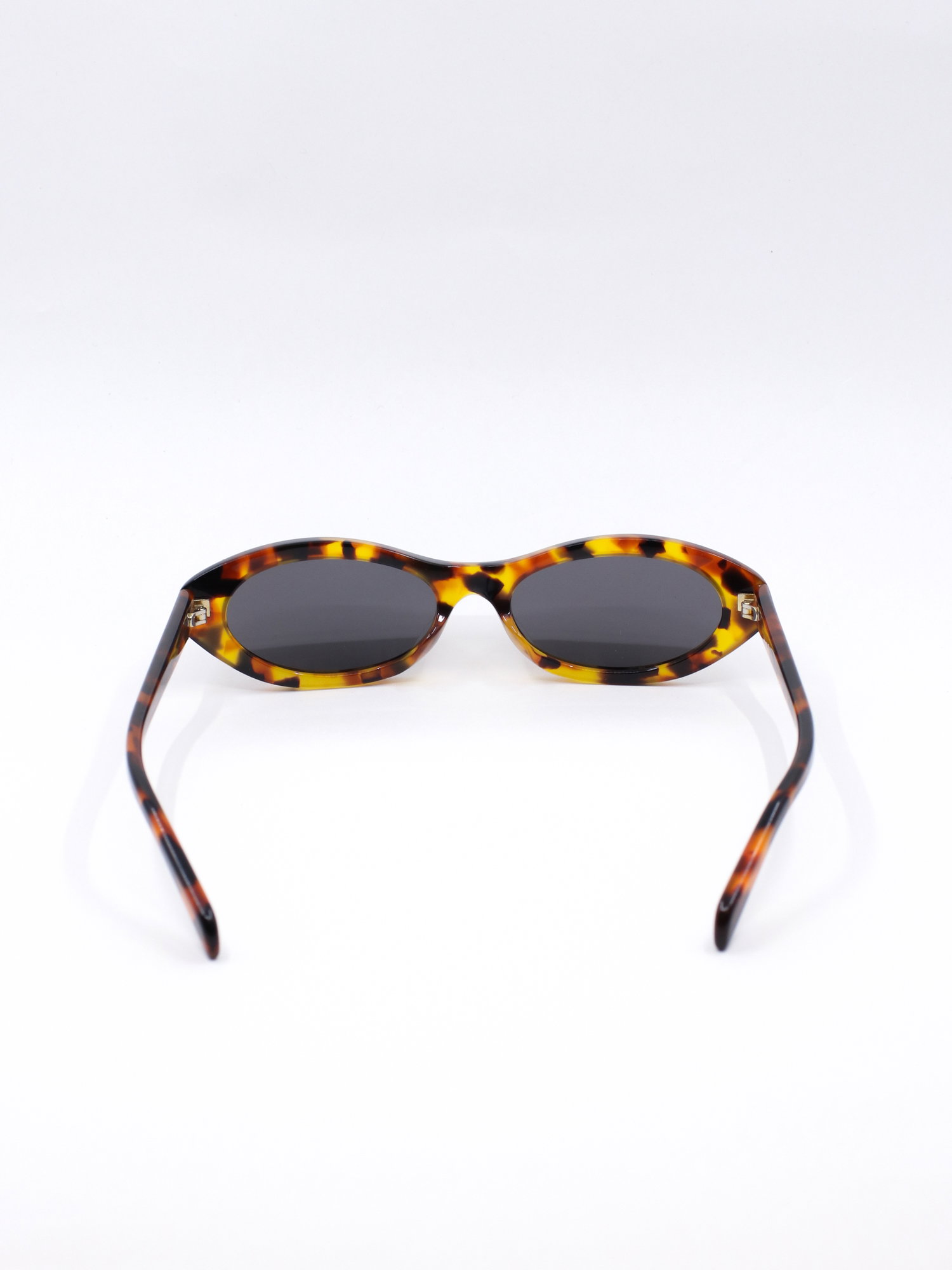 Smal solbrille i brun med svak cateye fasong