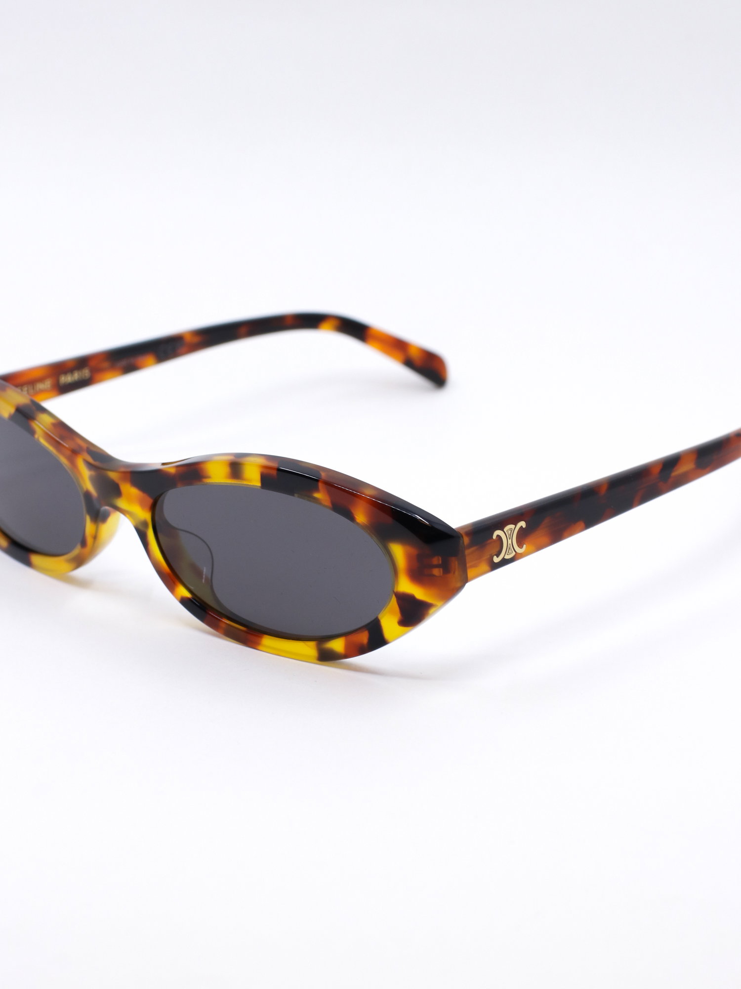 Smal solbrille i brun med svak cateye fasong