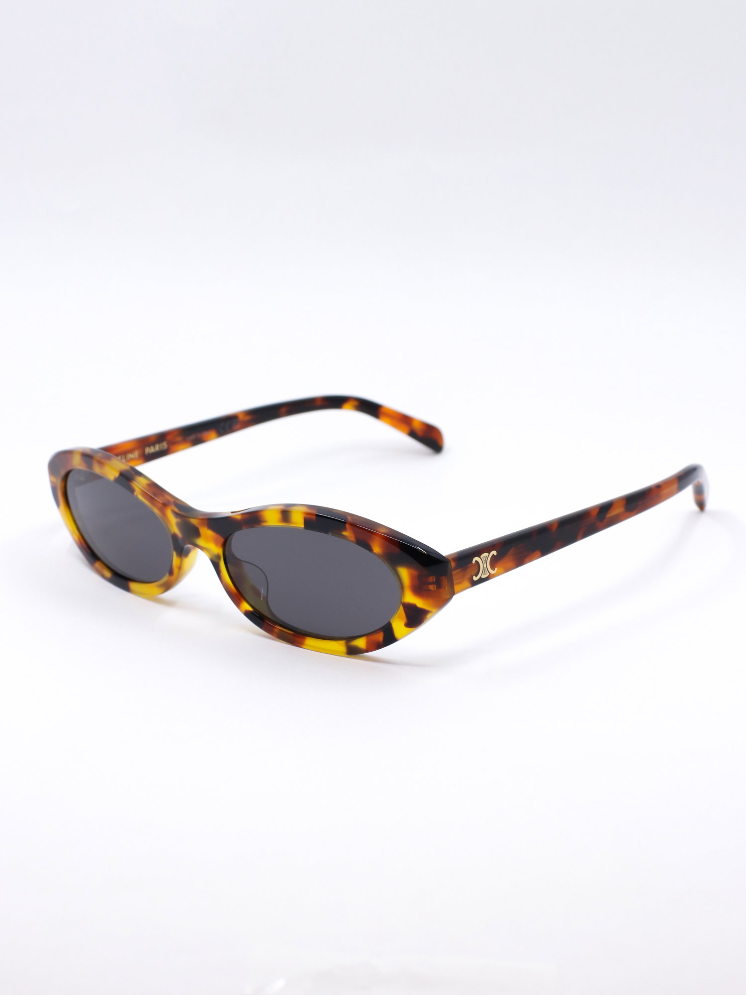 Smal solbrille i brun med svak cateye fasong