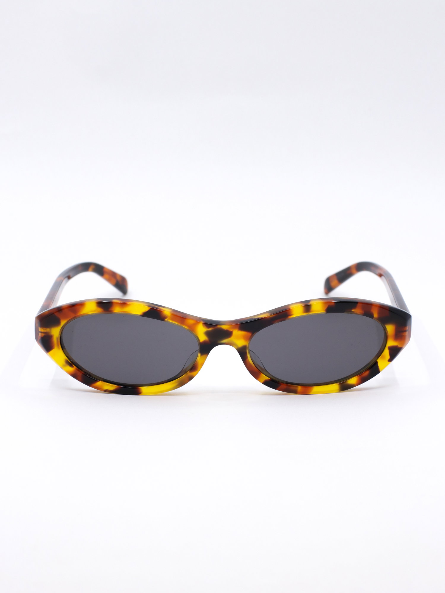 Smal solbrille i brun med svak cateye fasong