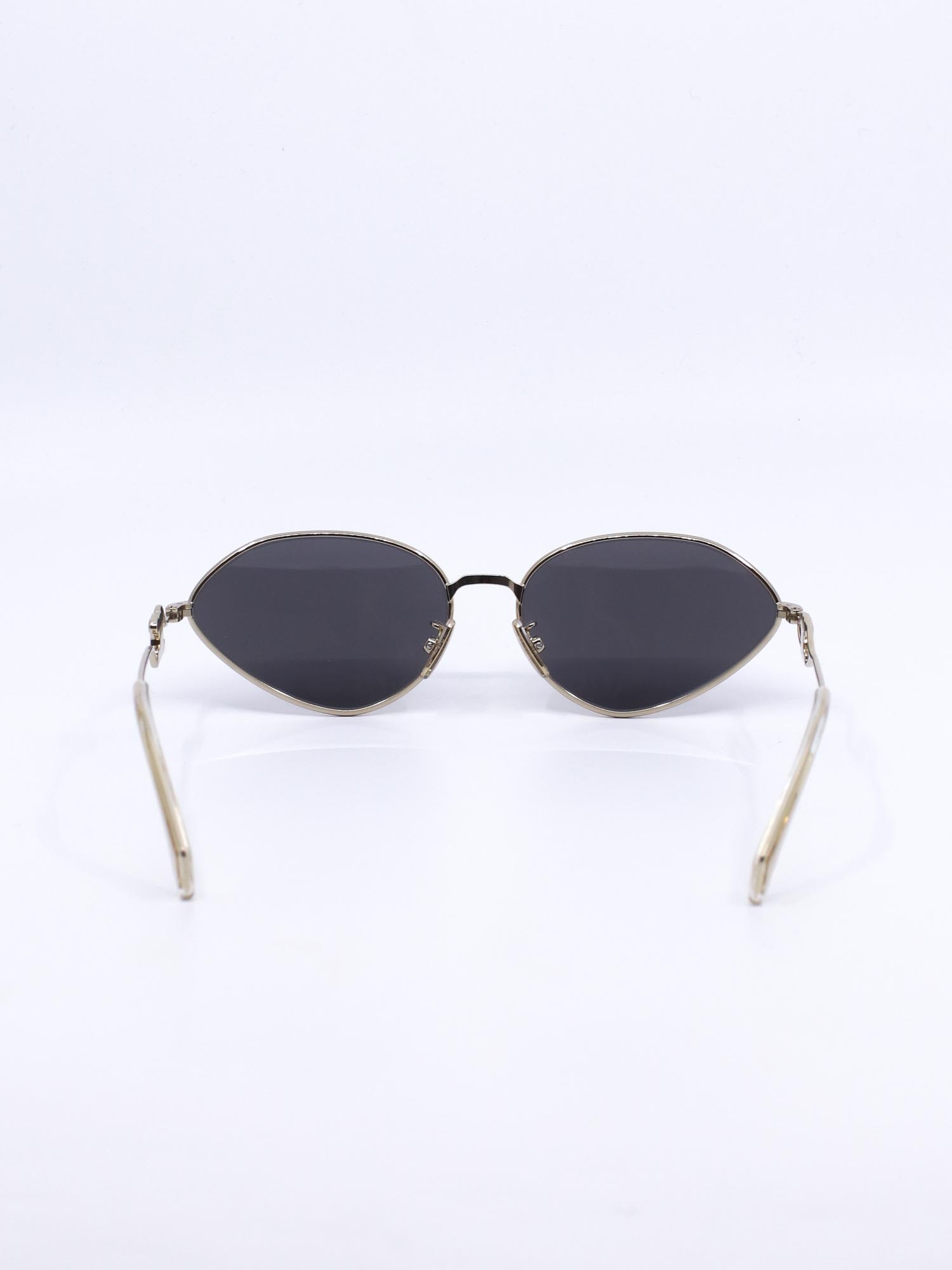 Metallsolbrille med mørke glass og cateye fasong