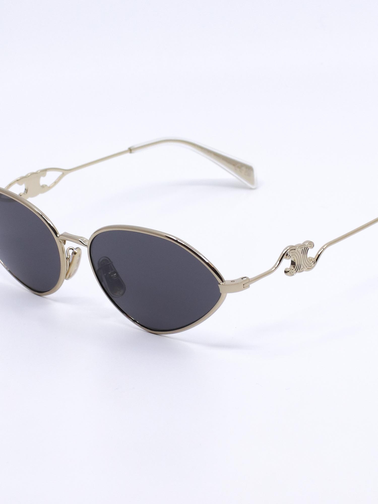 Metallsolbrille med mørke glass og cateye fasong