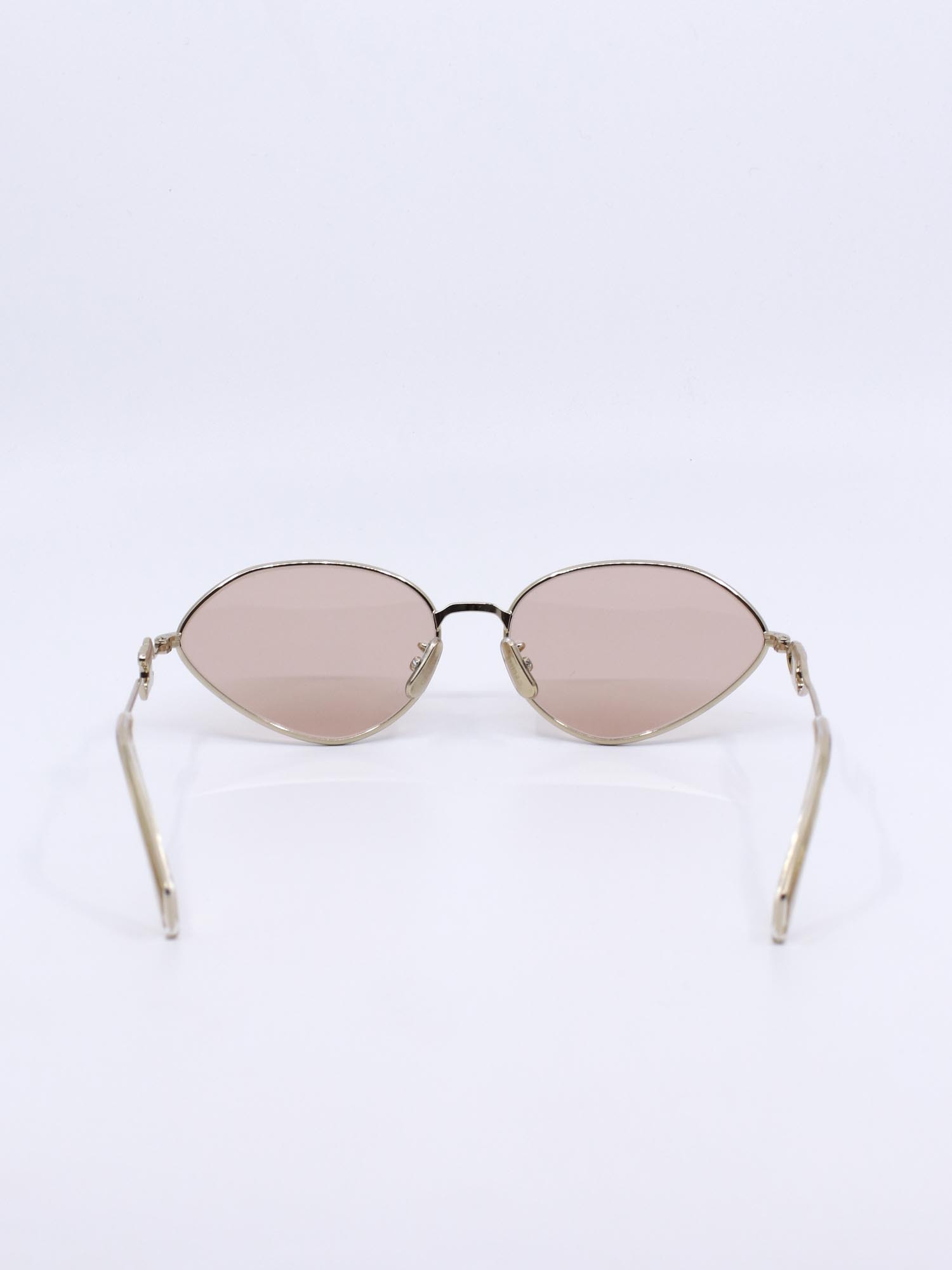 Metallsolbrille i gull med rosa glass og cateye fasong