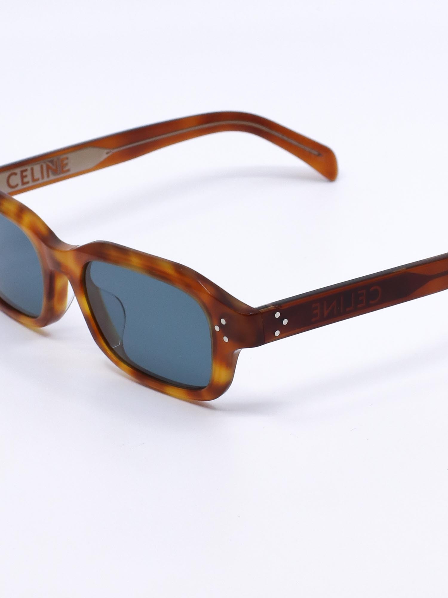 Brun solbrille med rektangulær fasong og blå ramme