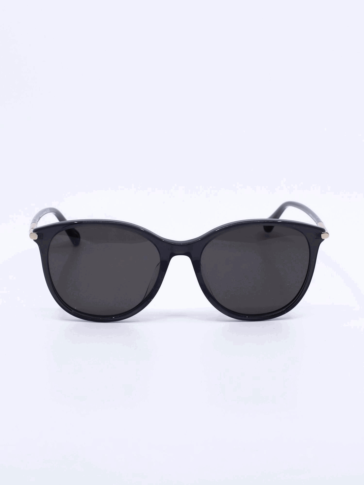 Solbrille med svart ramme og mørke glass med tidløst uttrykk