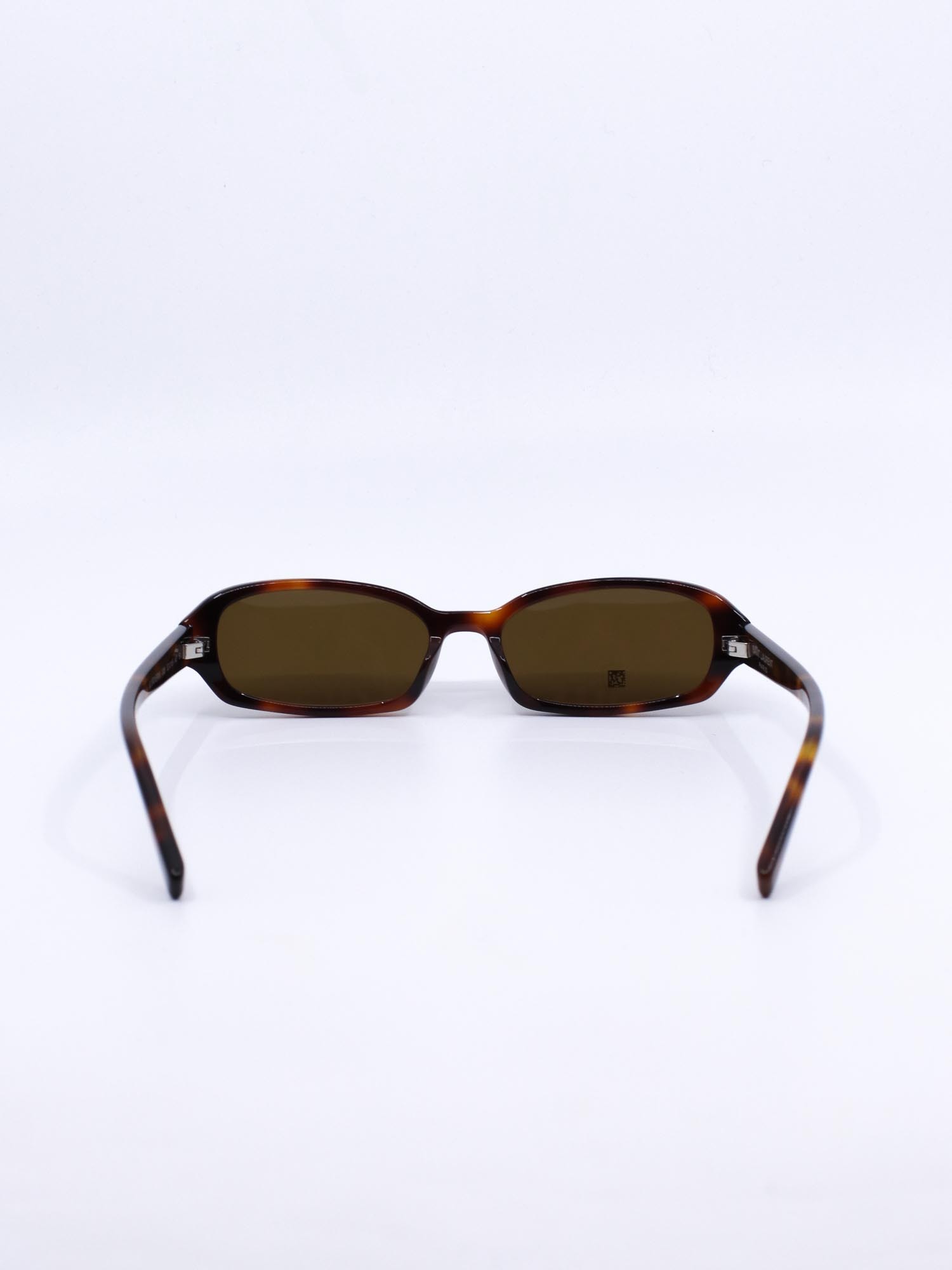 Solbrille med smal fasong og brun ramme