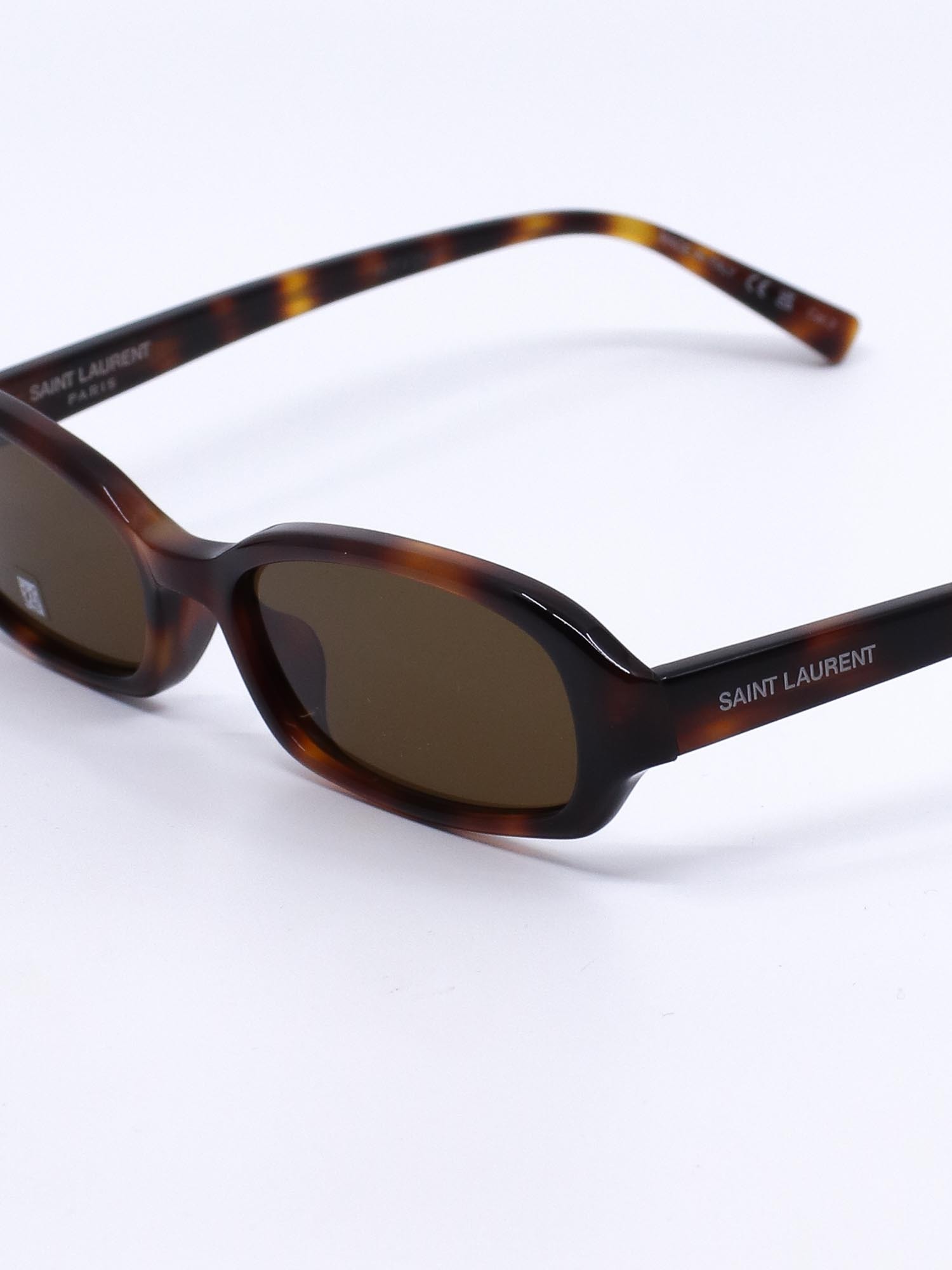 Solbrille med smal fasong og brun ramme