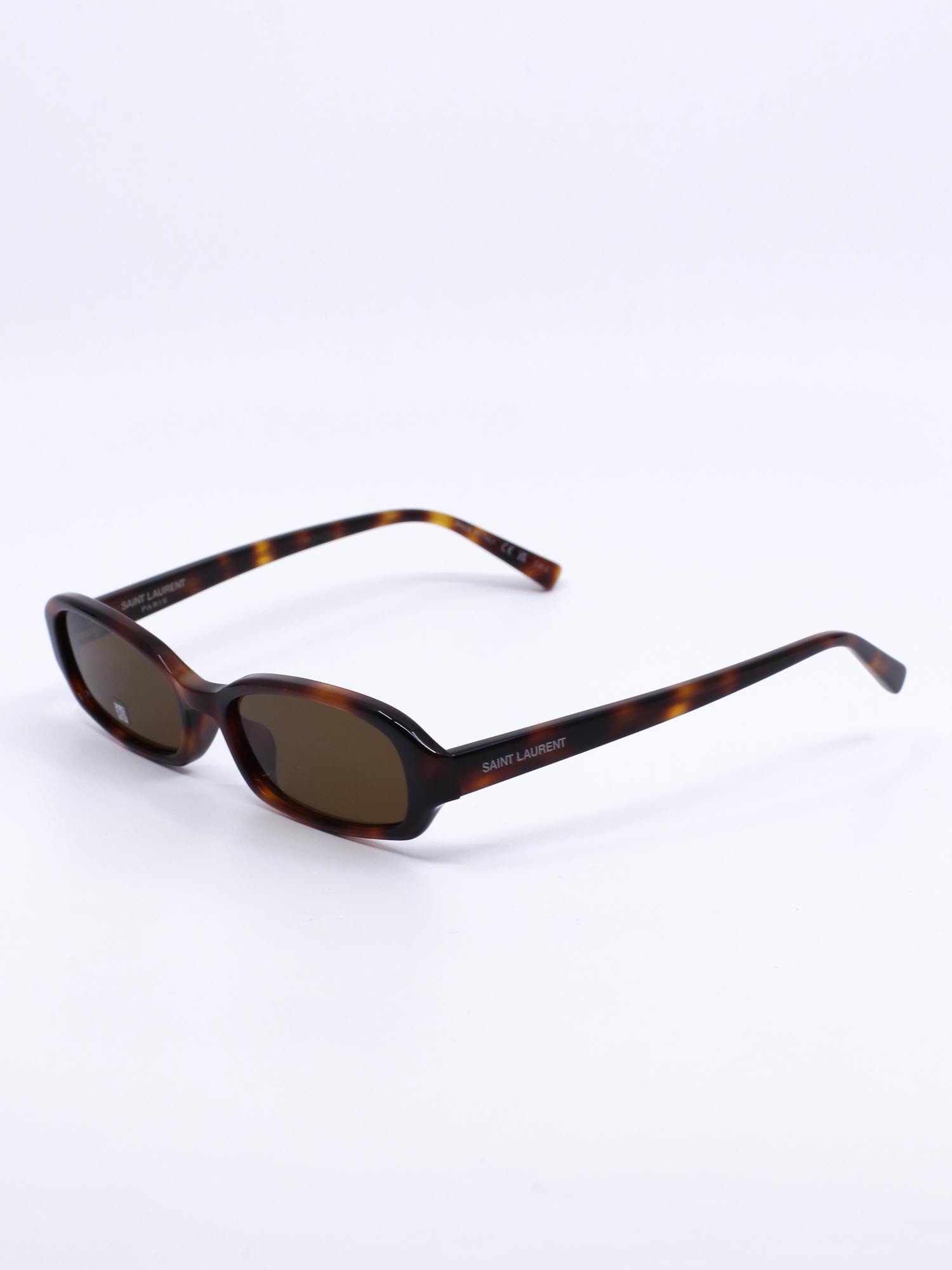 Solbrille med smal fasong og brun ramme