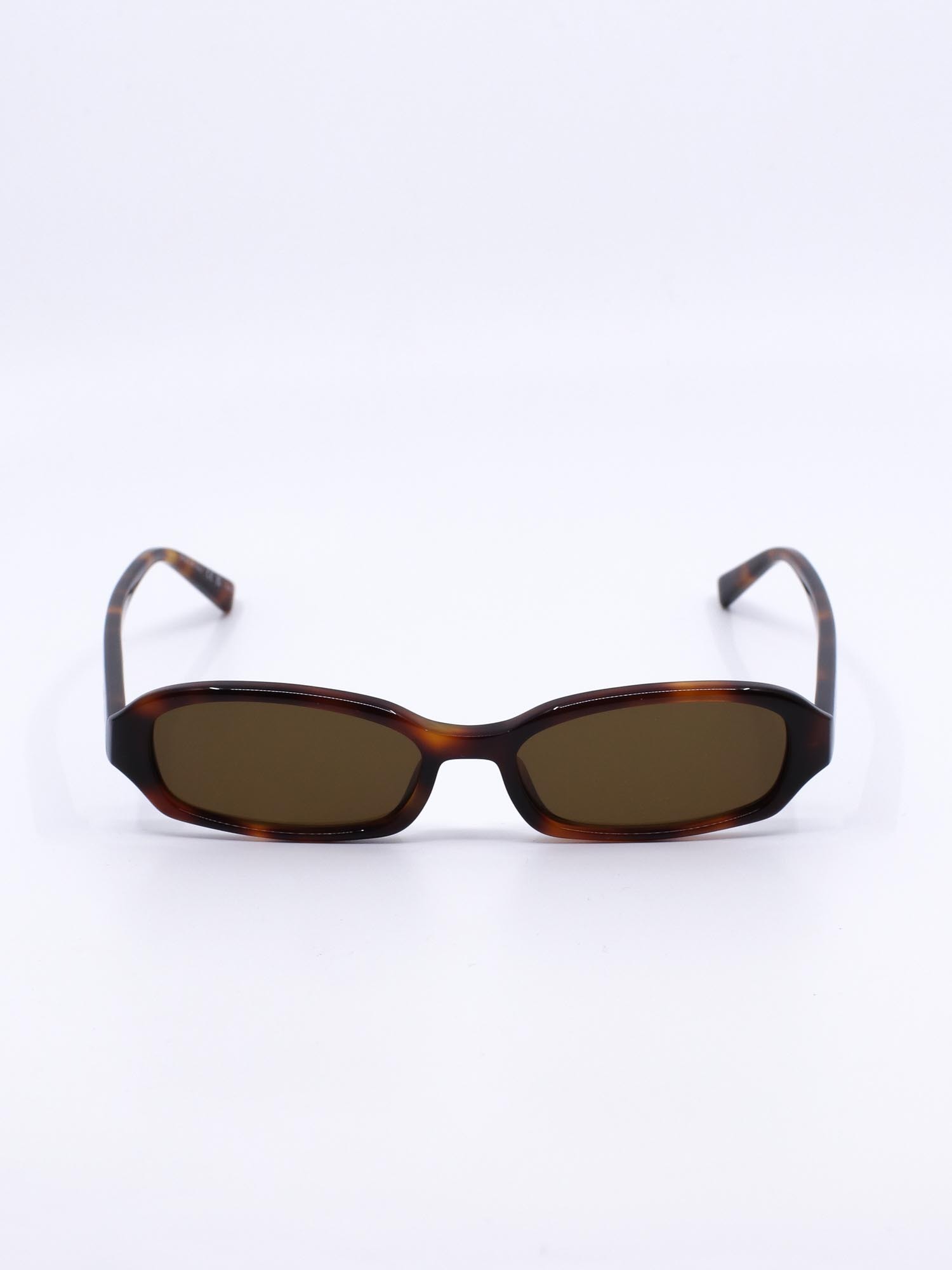 Solbrille med smal fasong og brun ramme