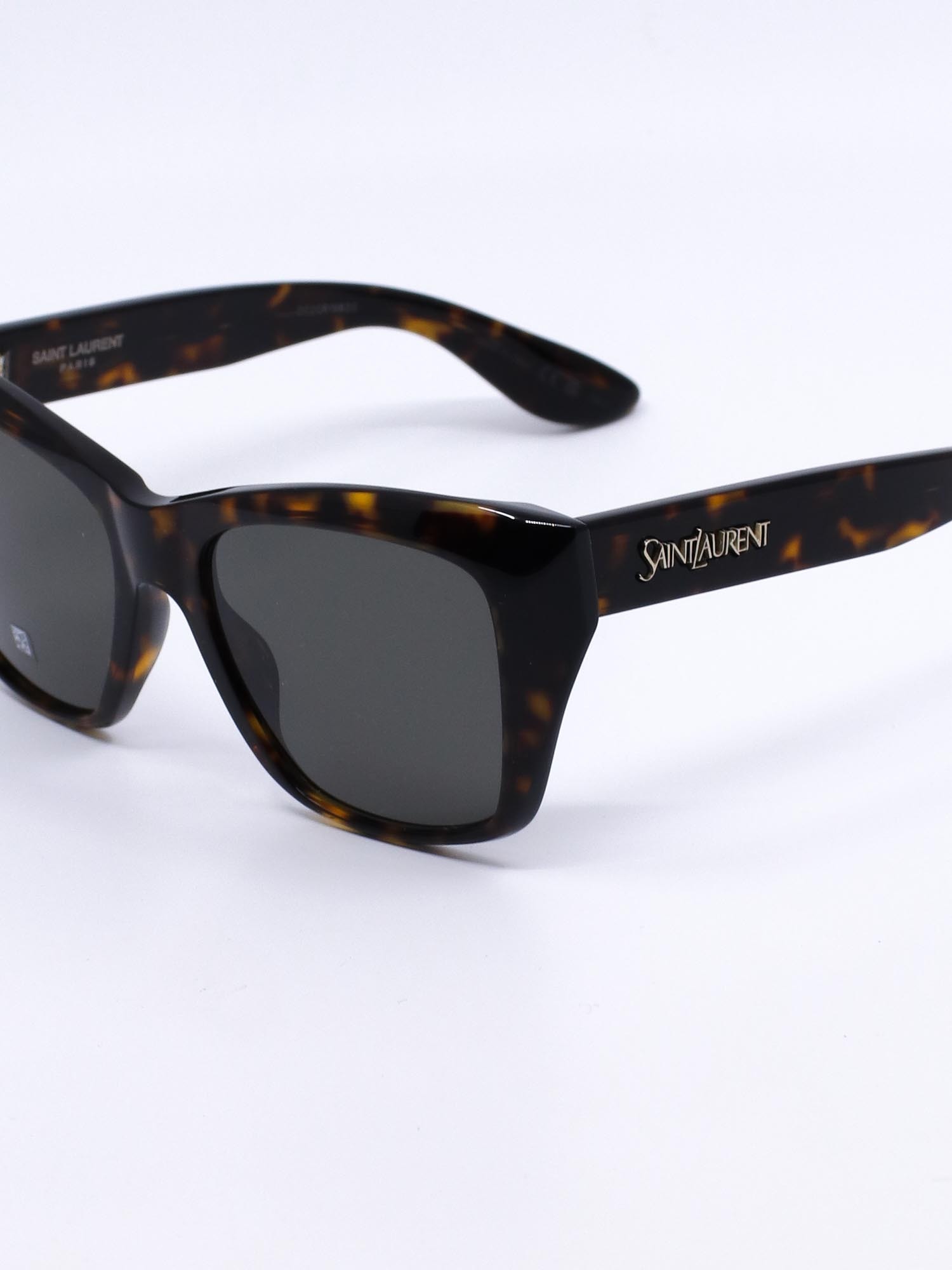 Solbrille med kraftig ramme og cateye fasong i brun