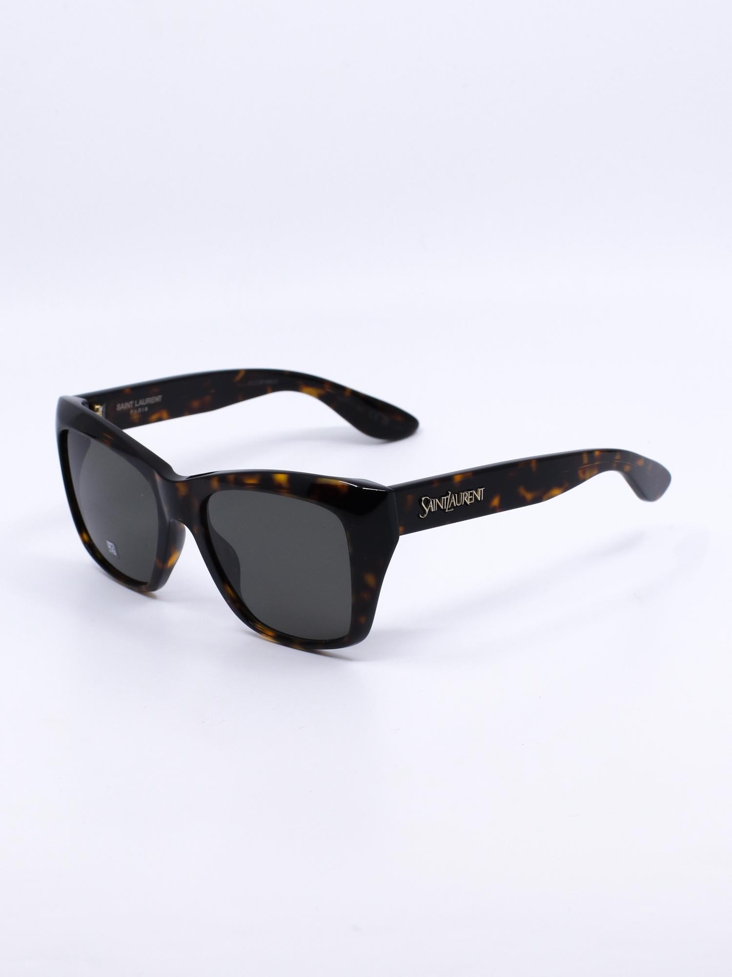 Solbrille med kraftig ramme og cateye fasong i brun