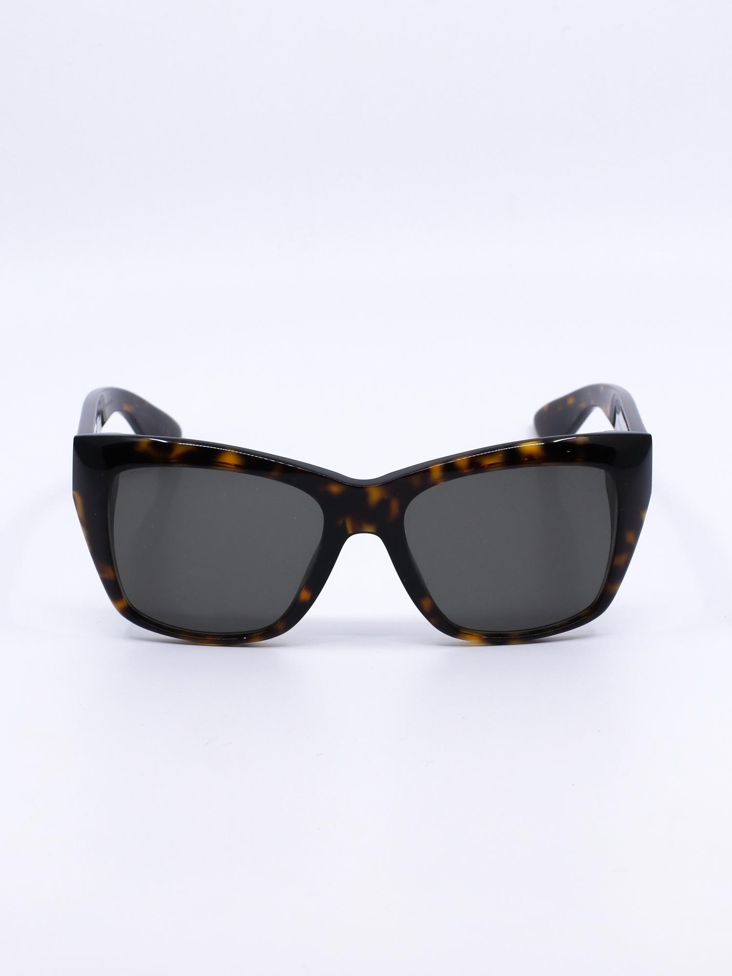 Solbrille med kraftig ramme og cateye fasong i brun