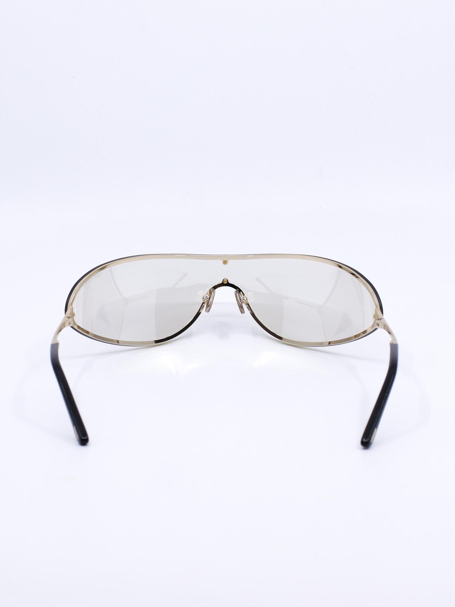 Stilig solbrille med futurisk design og lyse glass