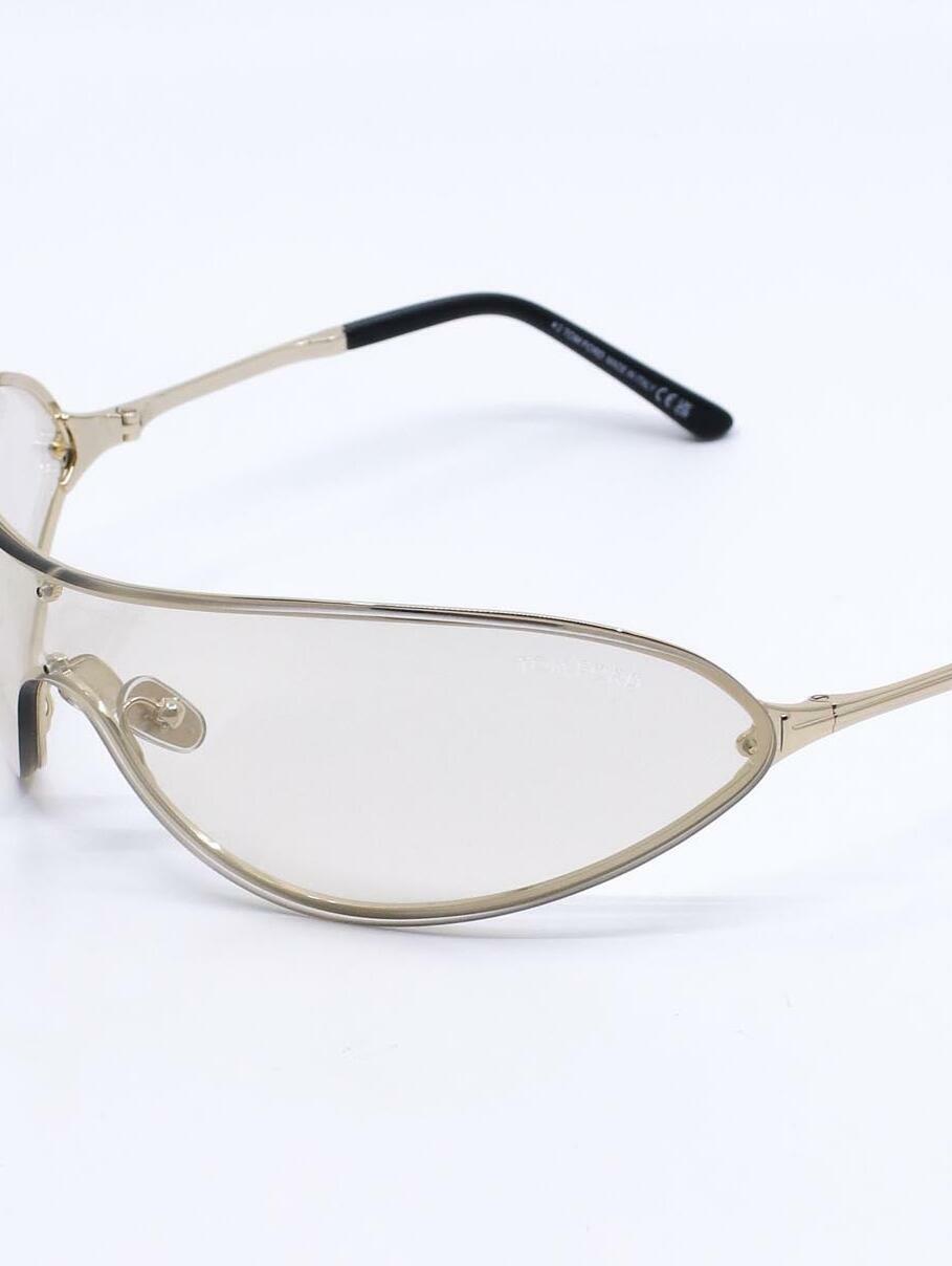 Stilig solbrille med futurisk design og lyse glass