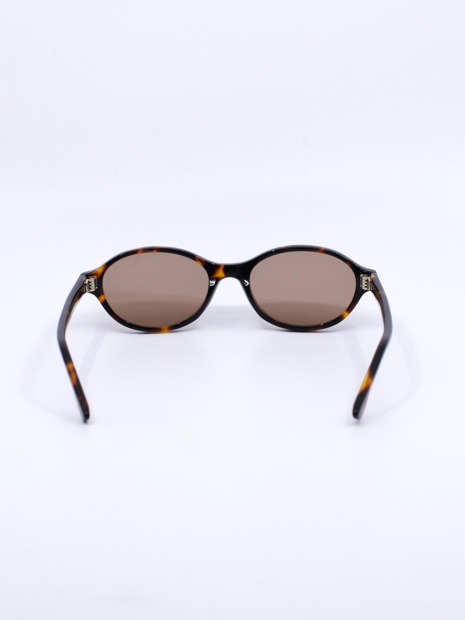 Oval solbrille med brun ramme og brune glass