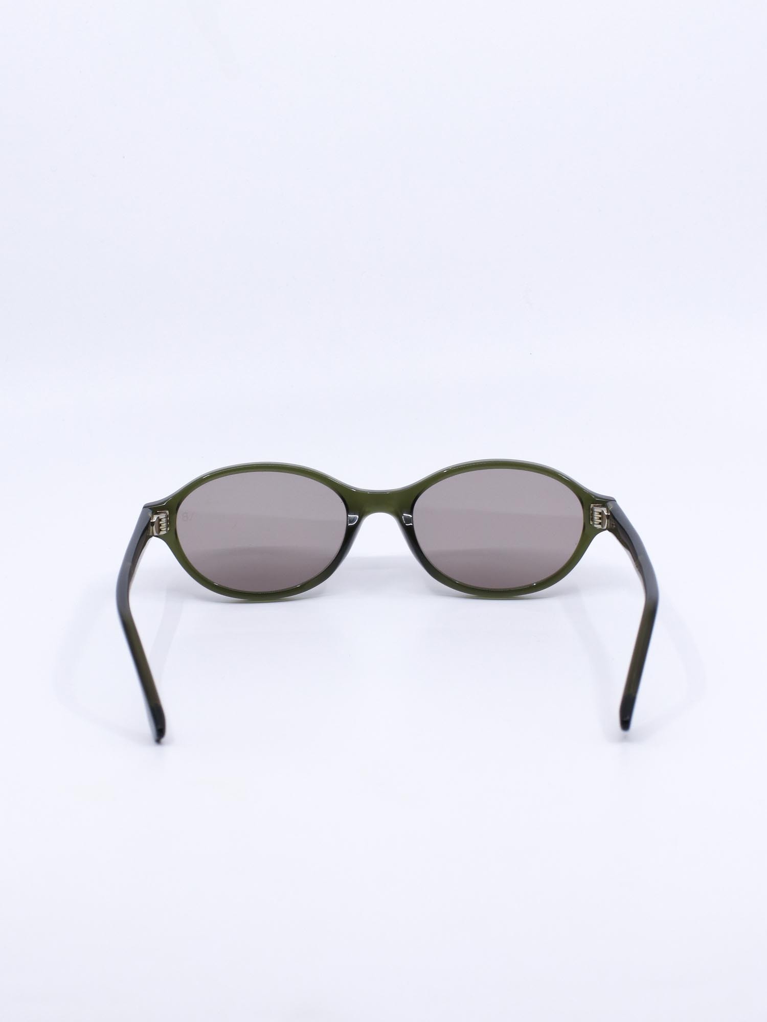 Oval solbrille med grønn ramme og lyse glass