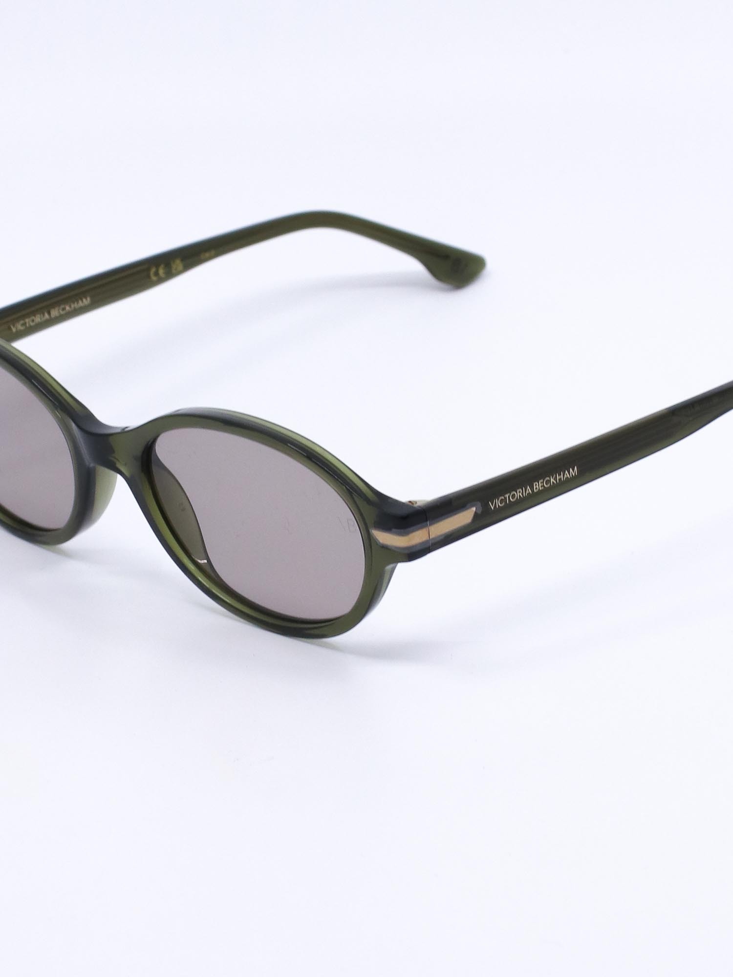 Oval solbrille med grønn ramme og lyse glass