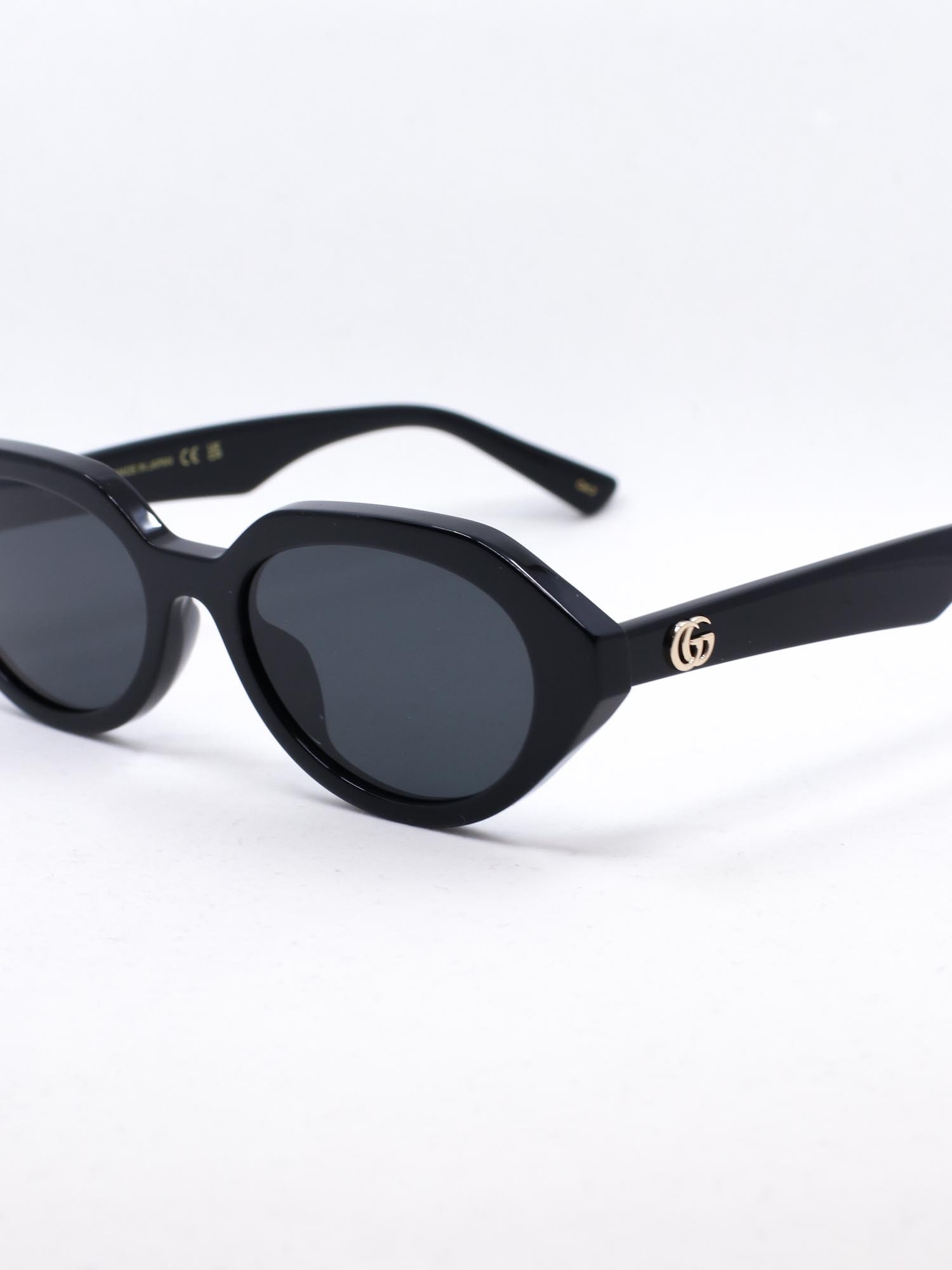 Oval solbrille i svart farge
