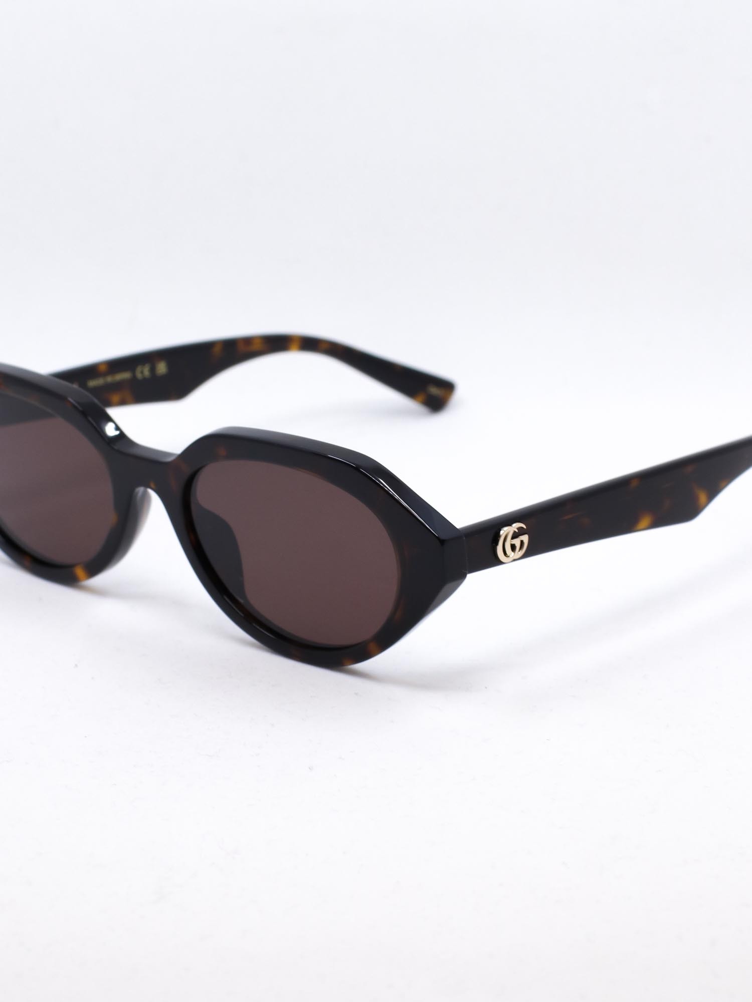 Oval og smal solbrille i brun