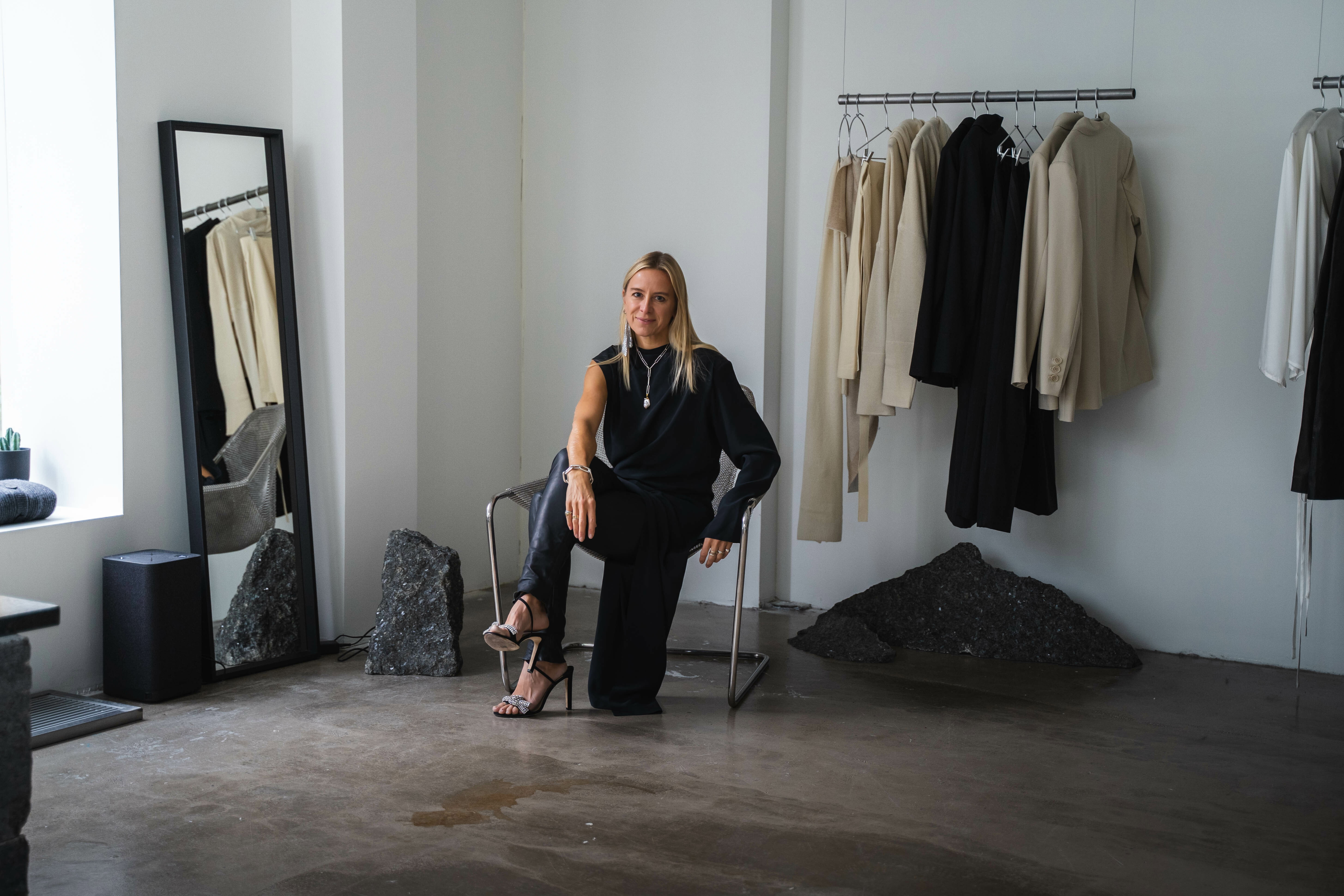 Celine Aagaard sittende på en stol i sitt studio i Oslo.