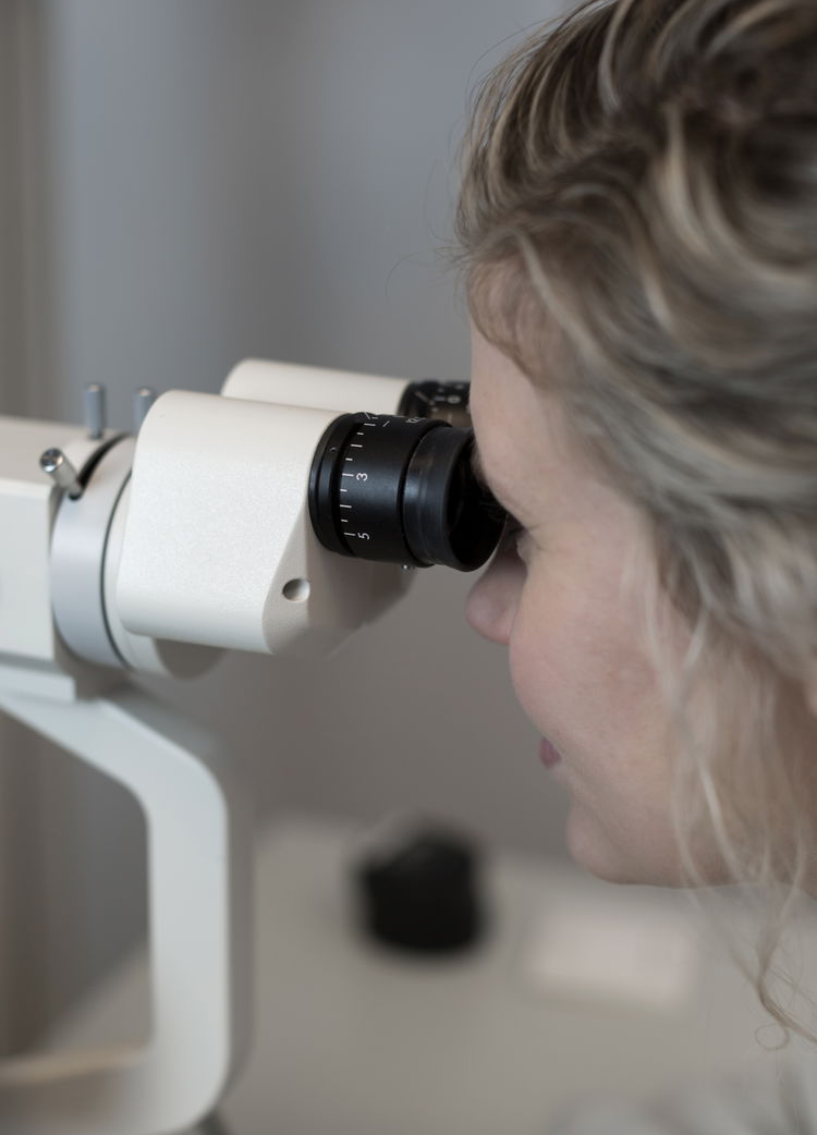 Bilde av en optiker under en synstest hos Krogh Optikk