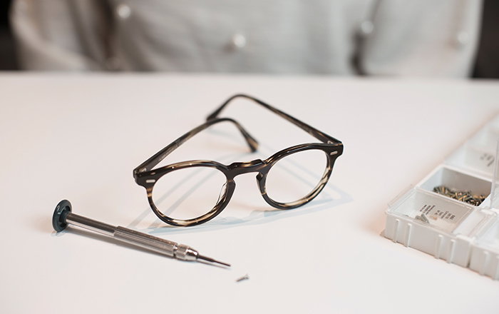 Bilde av en brille og et skrujern for å tilpasse og reparere brillen