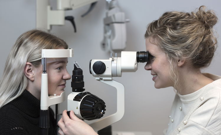 Bilde av en pasient og optiker under en synstest hos Krogh Optikk