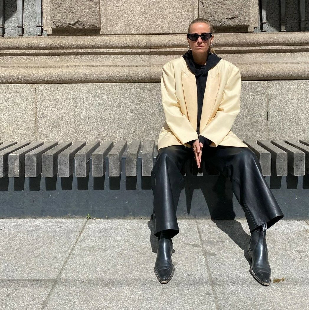 Bilde av Celine Aagaard sittende på en benk med solbriller fra Bottega Veneta