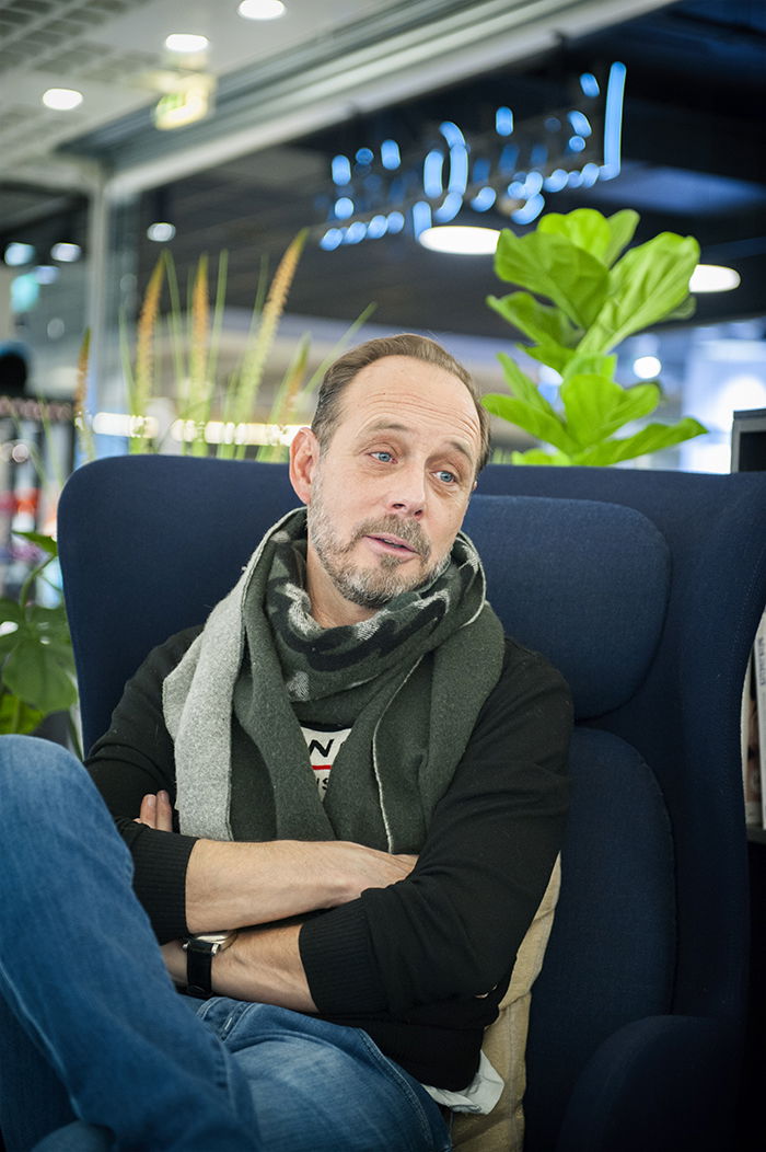 Rune sitter i dag utenfor Krogh Optikk med friske øyne, uten symptomer og tørre øyne.