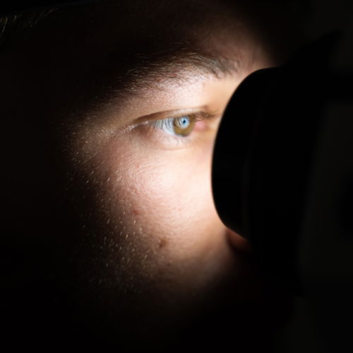 Bilde av Dennis Hauger under synstest hos Krogh Optikk