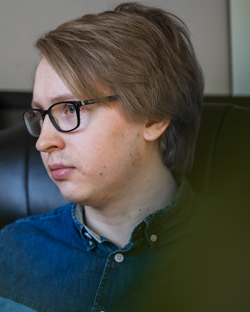 Nærbilde av gutt med briller til gaming, som ser til siden