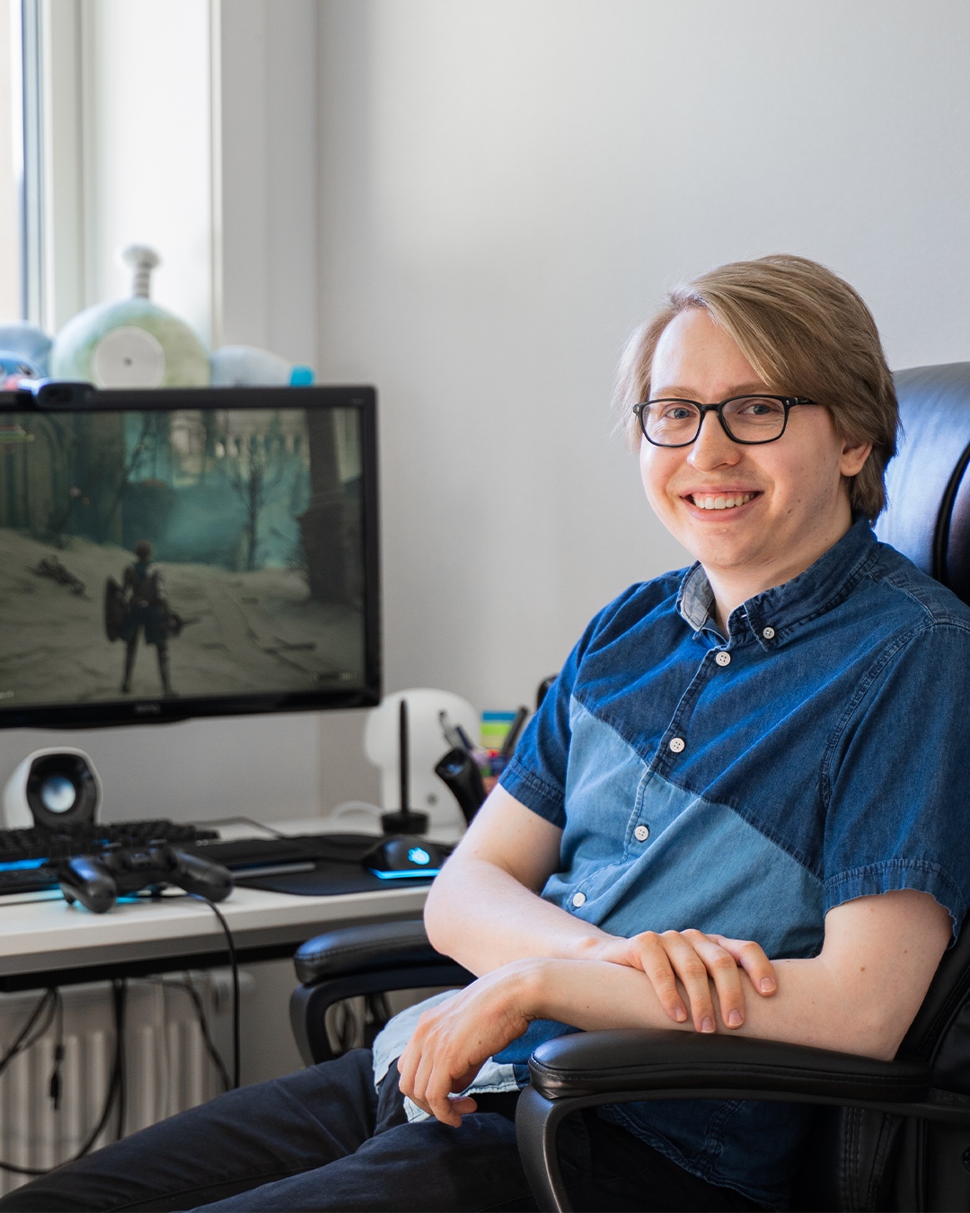 Gutt med databriller som gamer foran PC-skjerm