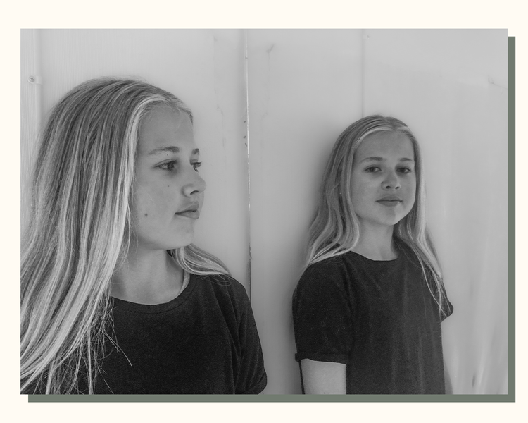 Foto av Josefine (11) som bruker linser for å leve aktivt.
