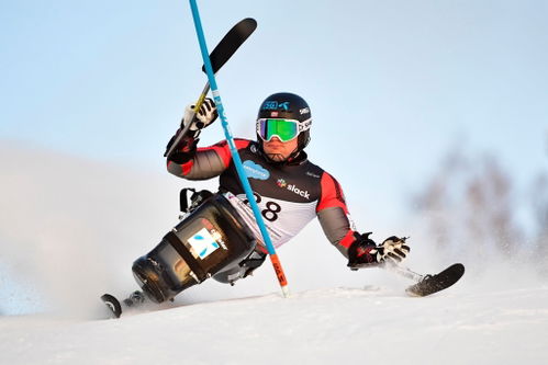 Jesper Saltvik Pedersen i sitski nedover alpintbakke