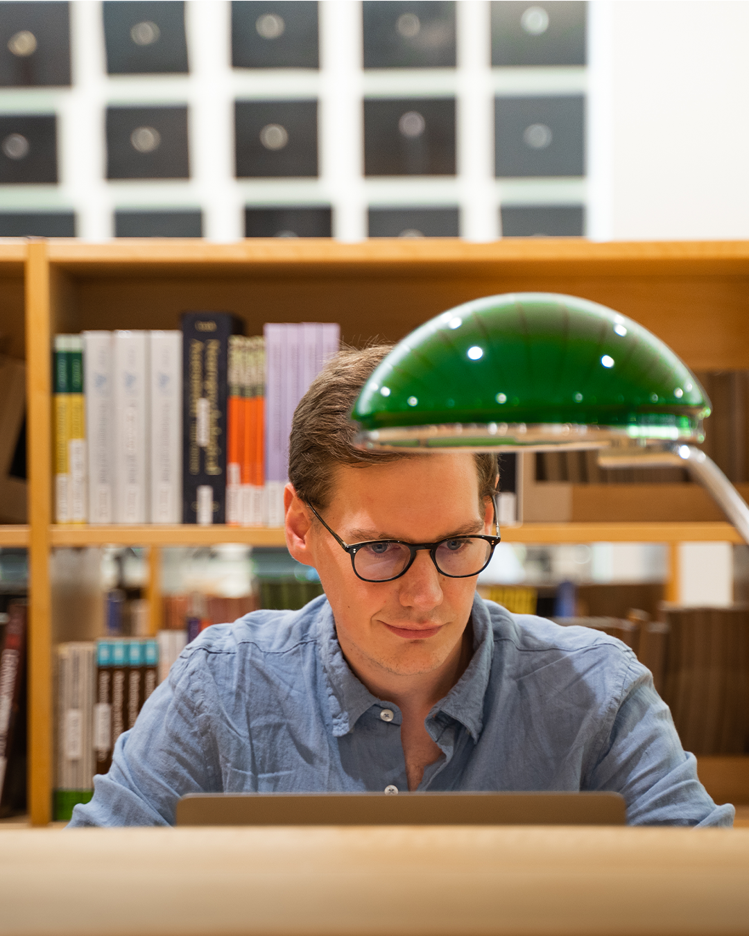 Bilde av student på bibliotek